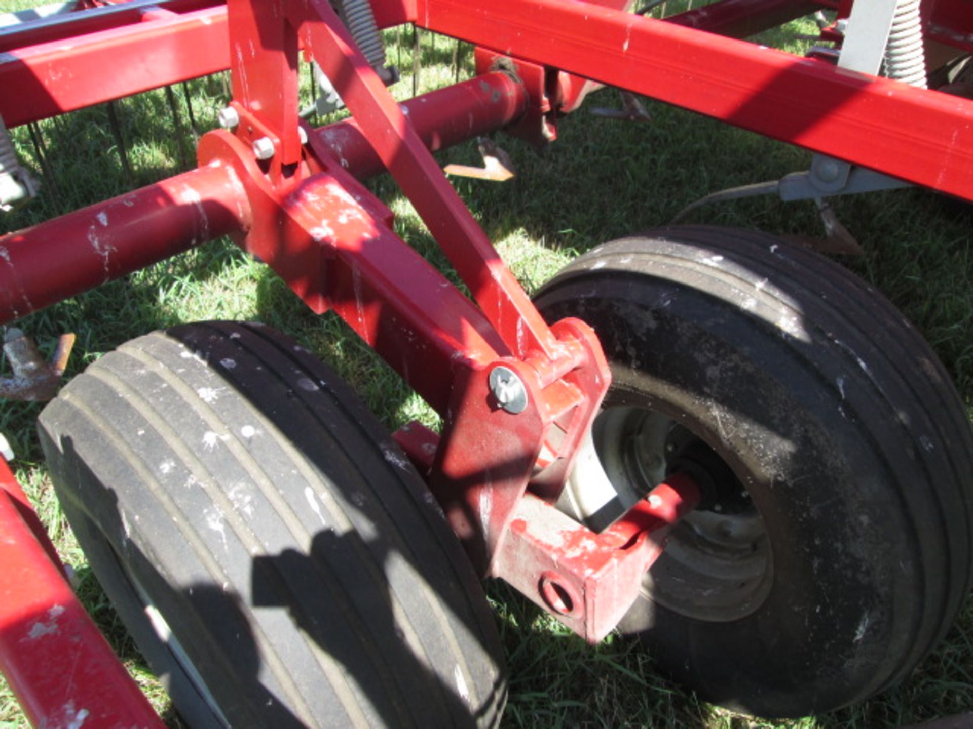 WILL-RICH QX2 30’ FIELD CULTIVATOR, 4 BAR HARROW, SPRAY TANK AND CONTROLS, HYDR DRIVE PUMP, LIKE NEW - Image 9 of 14