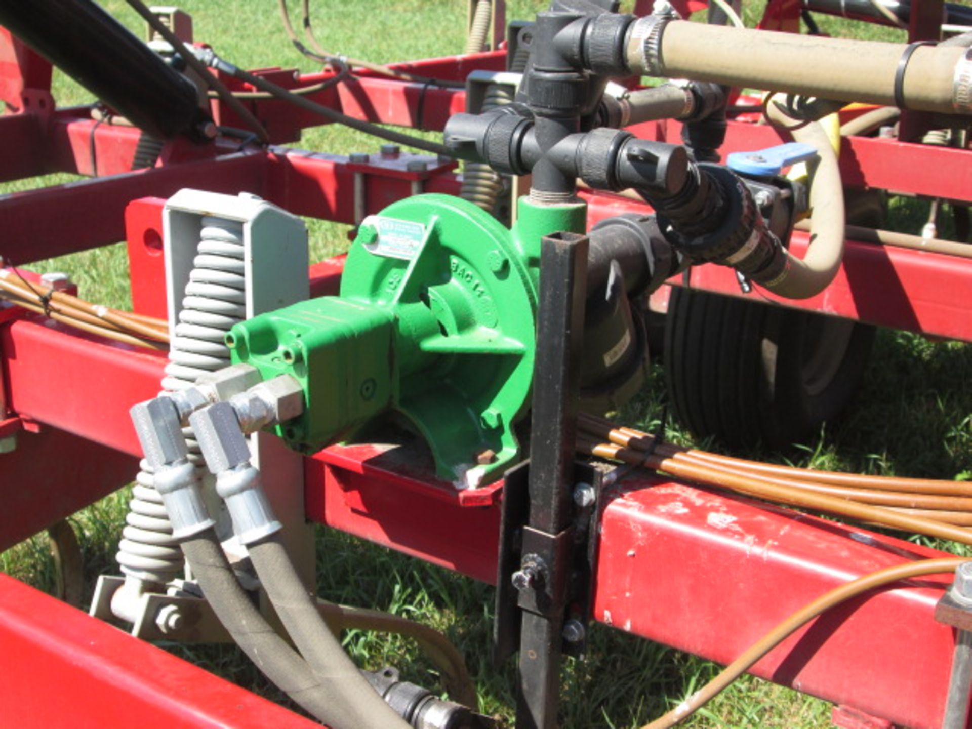 WILL-RICH QX2 30’ FIELD CULTIVATOR, 4 BAR HARROW, SPRAY TANK AND CONTROLS, HYDR DRIVE PUMP, LIKE NEW - Image 14 of 14