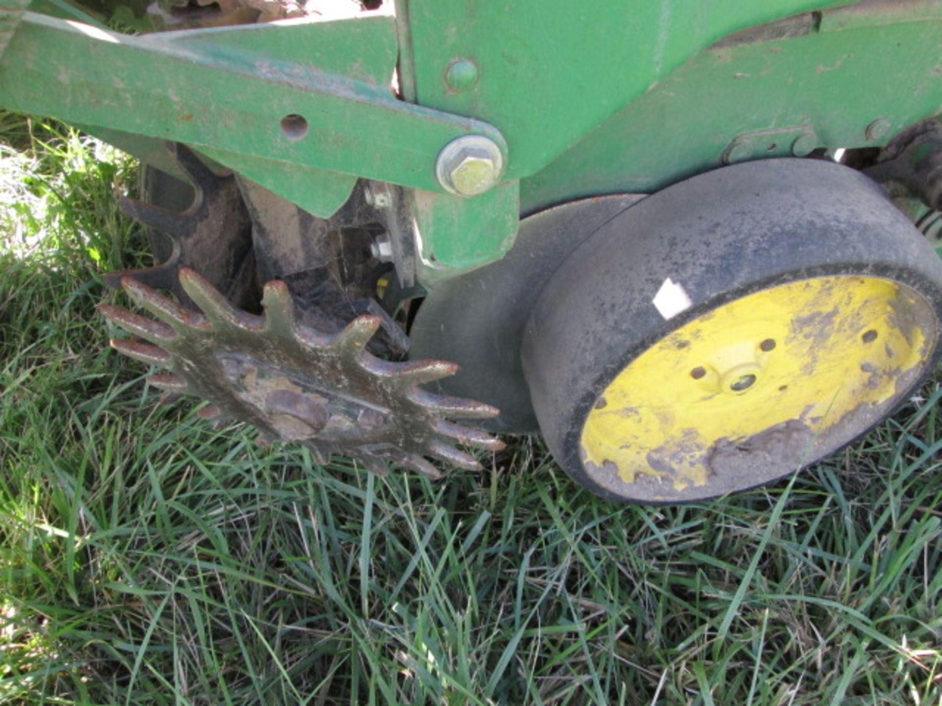 JD 7200 12R30 PLANTER, HYDR WING FOLD,TRASH WHIPPERS, INSECT, 250 MONT - Image 5 of 8