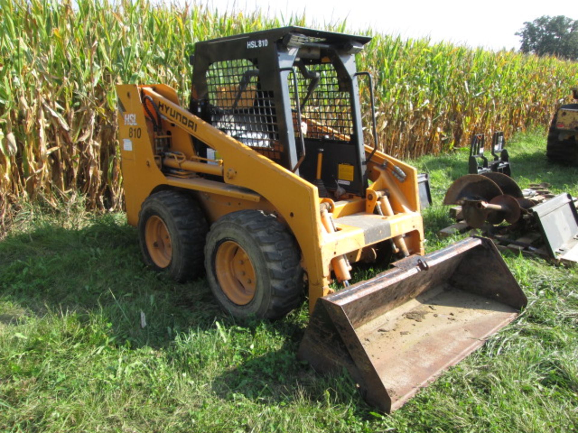 HYUNDAI HSL 810 SKID LOADER; 697 TOTAL HRS.; YANMAR DSL MTR.