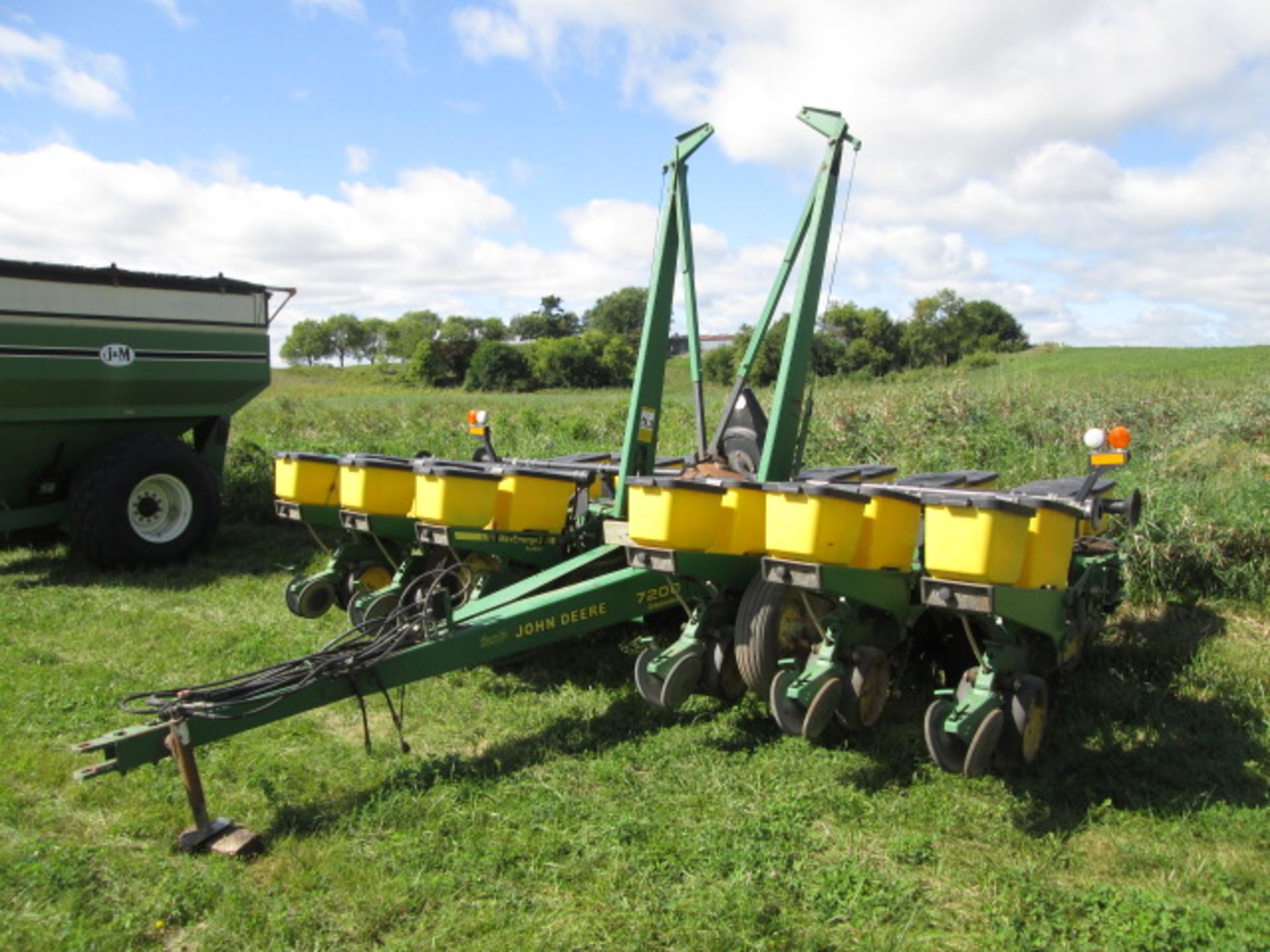 JD 7200 12R30 PLANTER, HYDR WING FOLD,TRASH WHIPPERS, INSECT, 250 MONT
