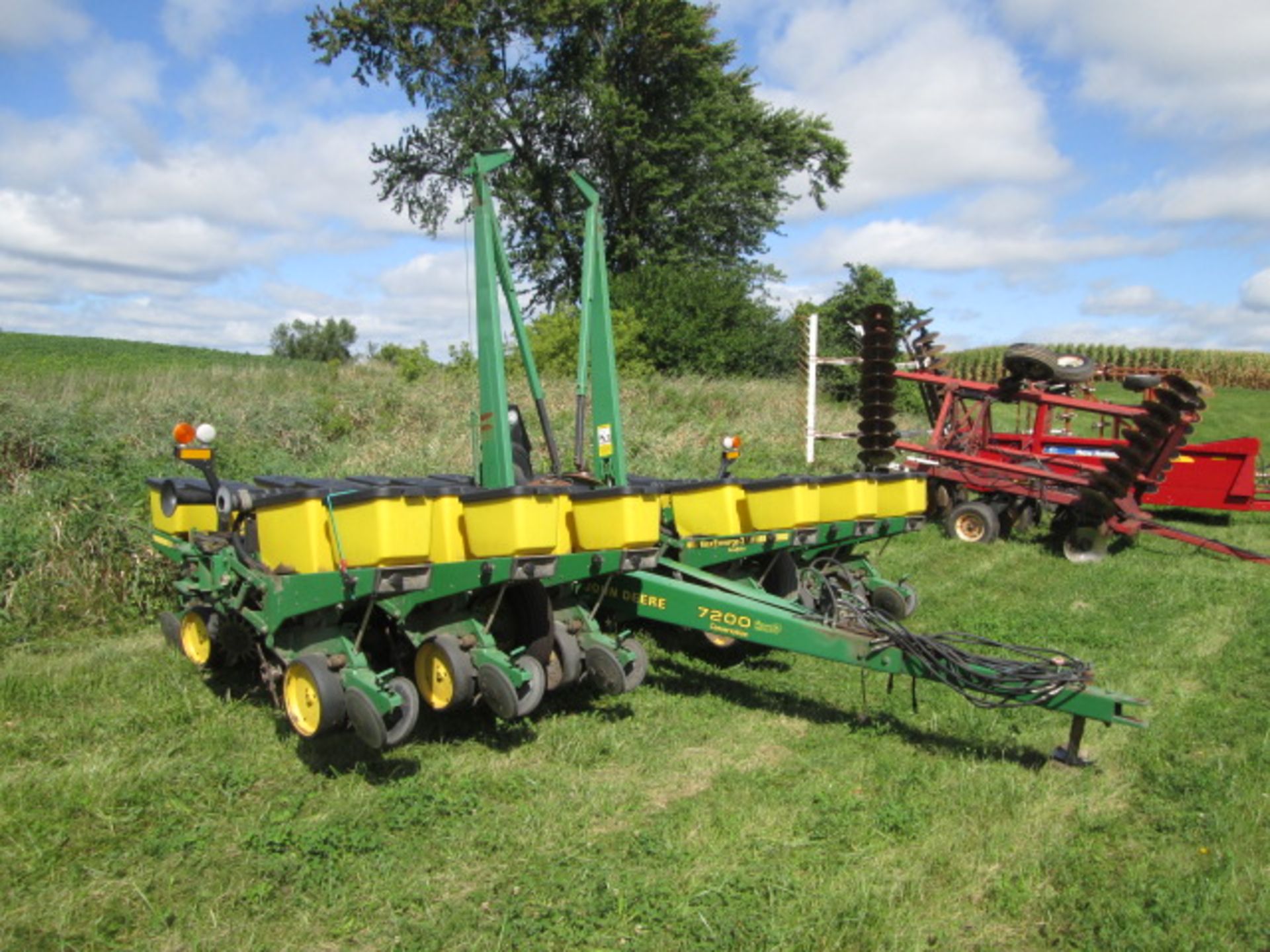 JD 7200 12R30 PLANTER, HYDR WING FOLD,TRASH WHIPPERS, INSECT, 250 MONT - Image 2 of 8