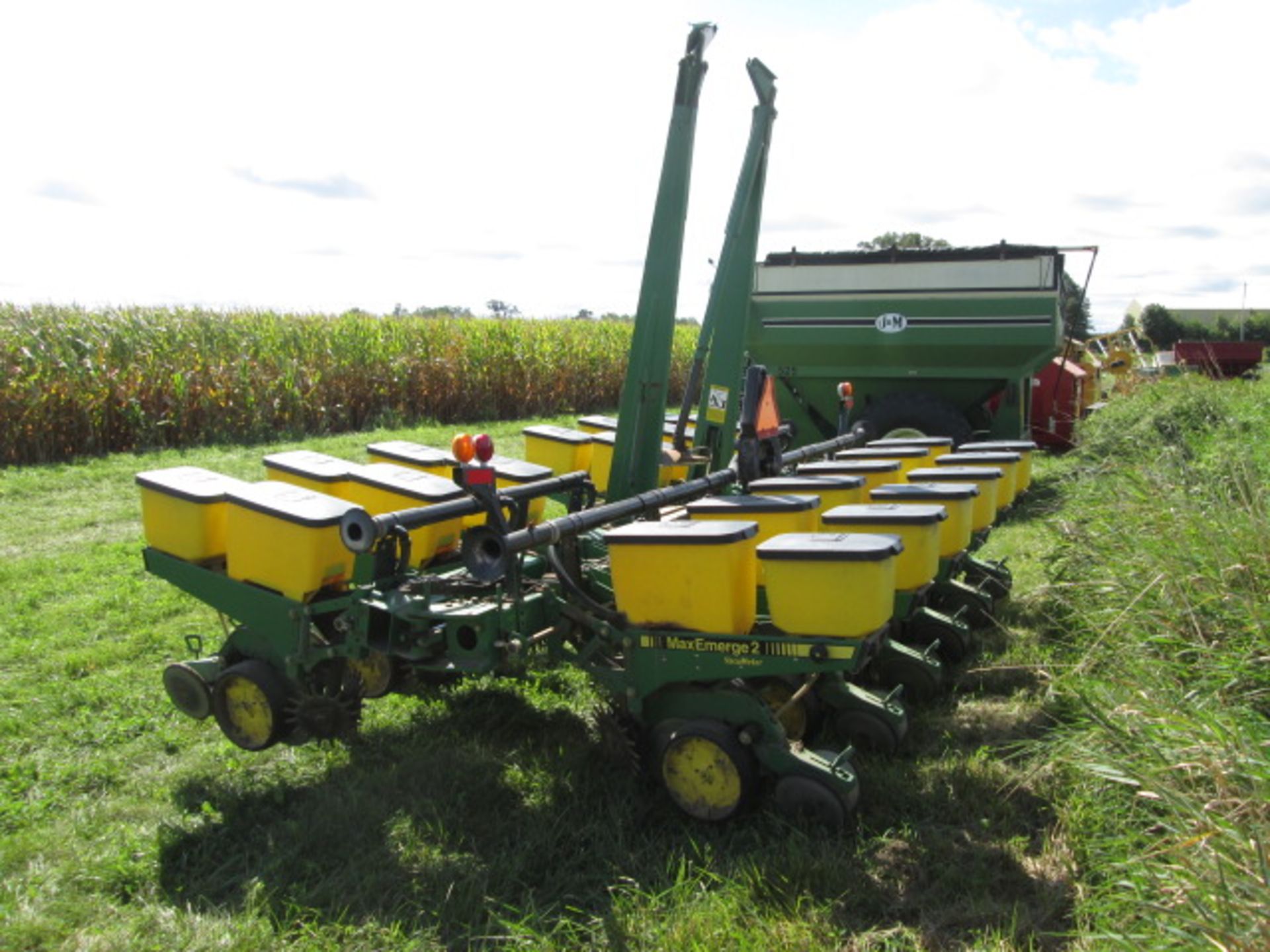 JD 7200 12R30 PLANTER, HYDR WING FOLD,TRASH WHIPPERS, INSECT, 250 MONT - Image 4 of 8