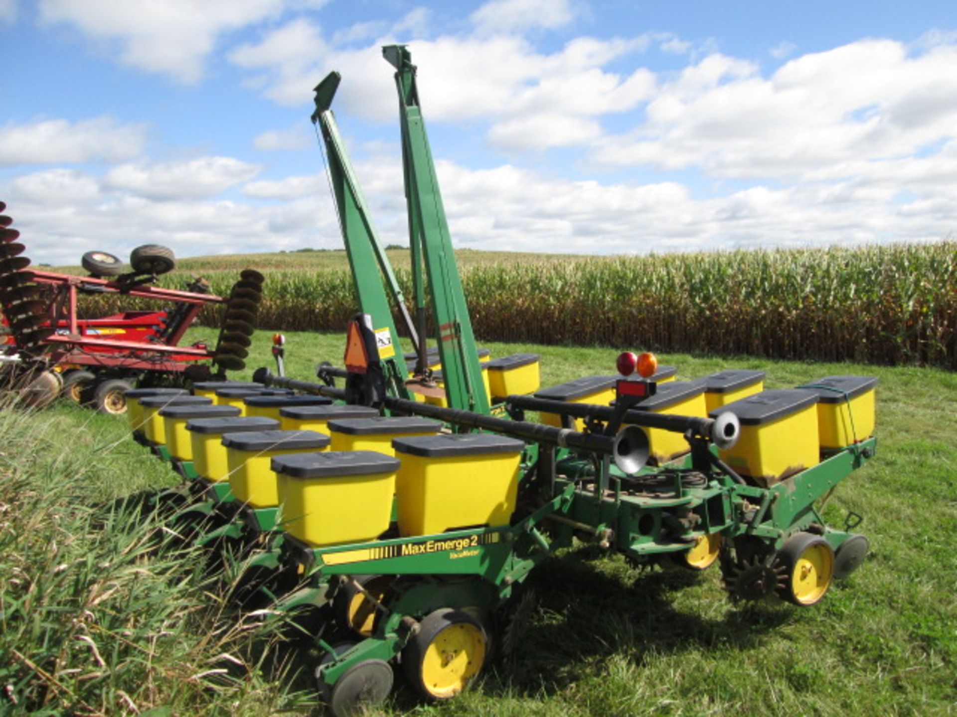 JD 7200 12R30 PLANTER, HYDR WING FOLD,TRASH WHIPPERS, INSECT, 250 MONT - Image 3 of 8