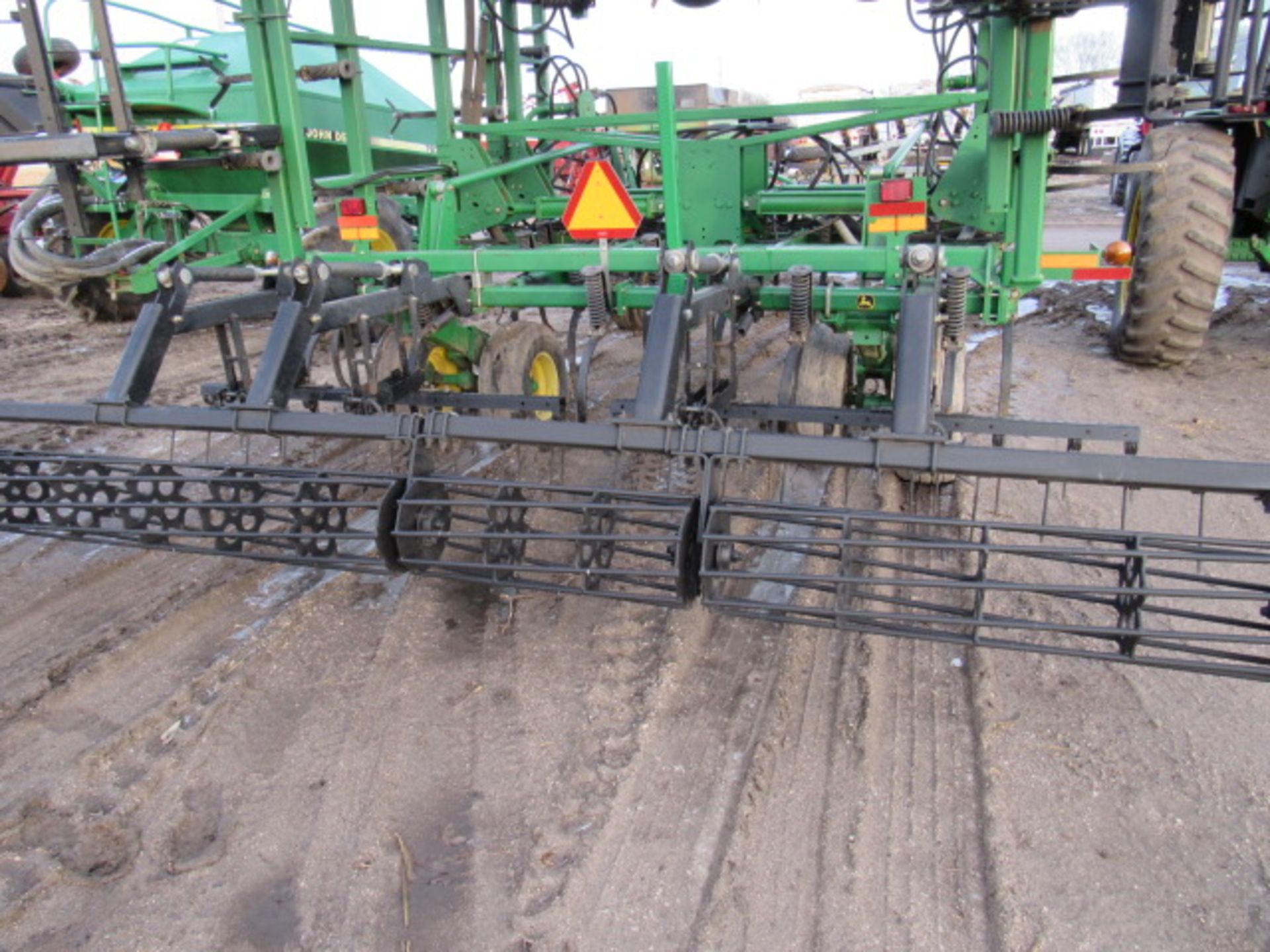 JD 2210 Field Cultivator - Image 5 of 6