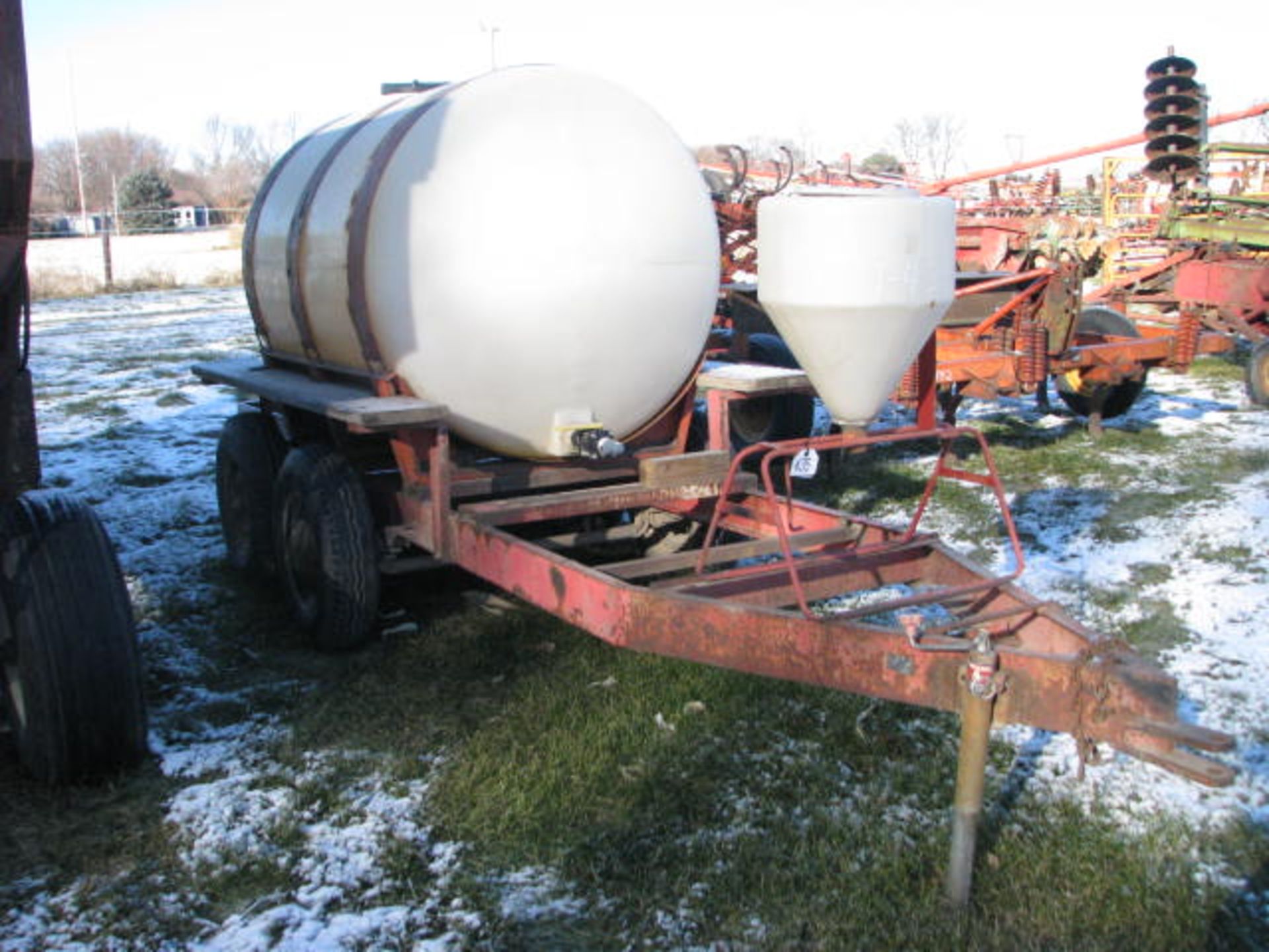 800 GALLON POLY TANK ON TRAILER - Image 2 of 2