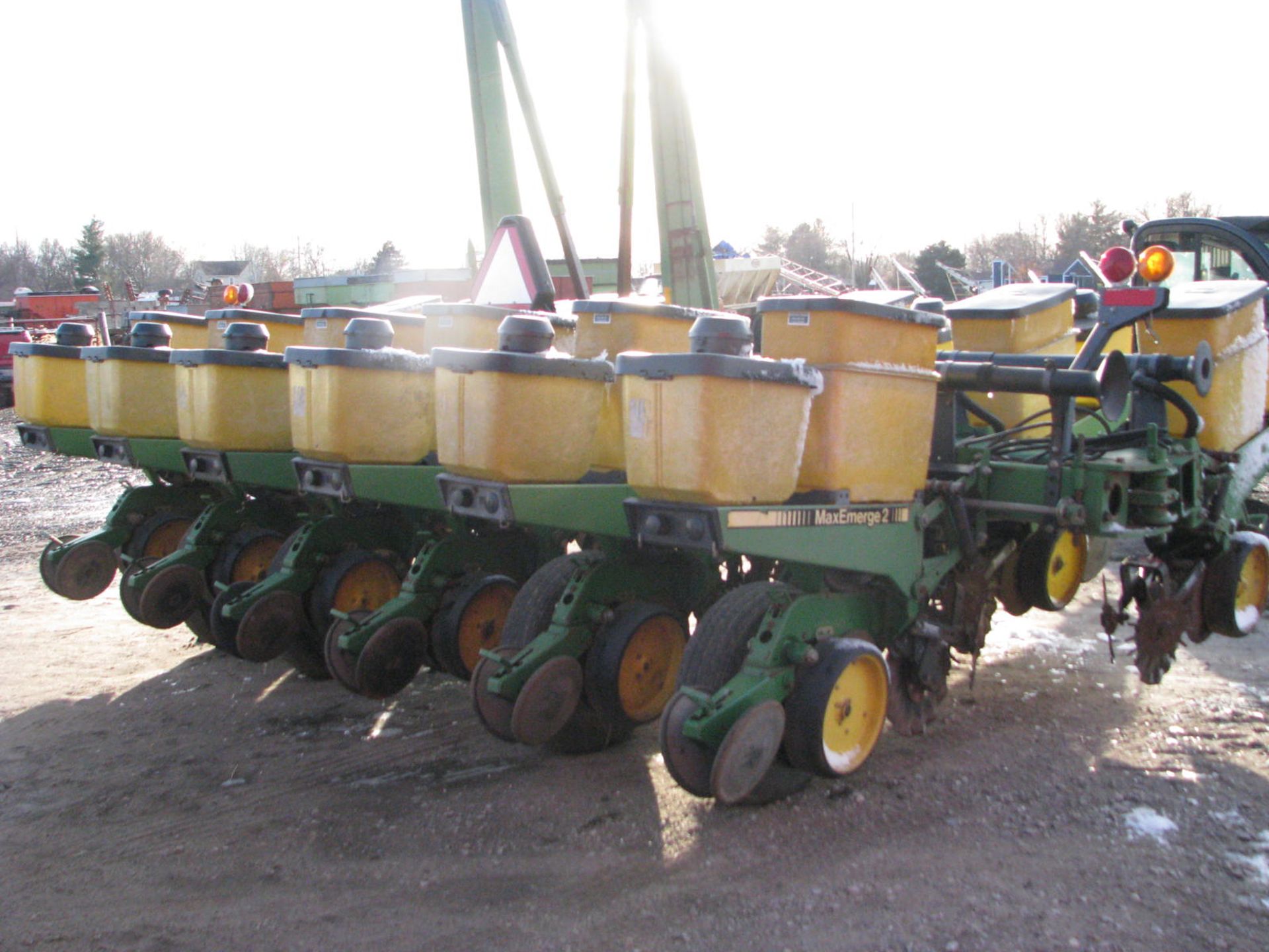 JD 7200 - 12 ROW PLANTER - Image 4 of 4