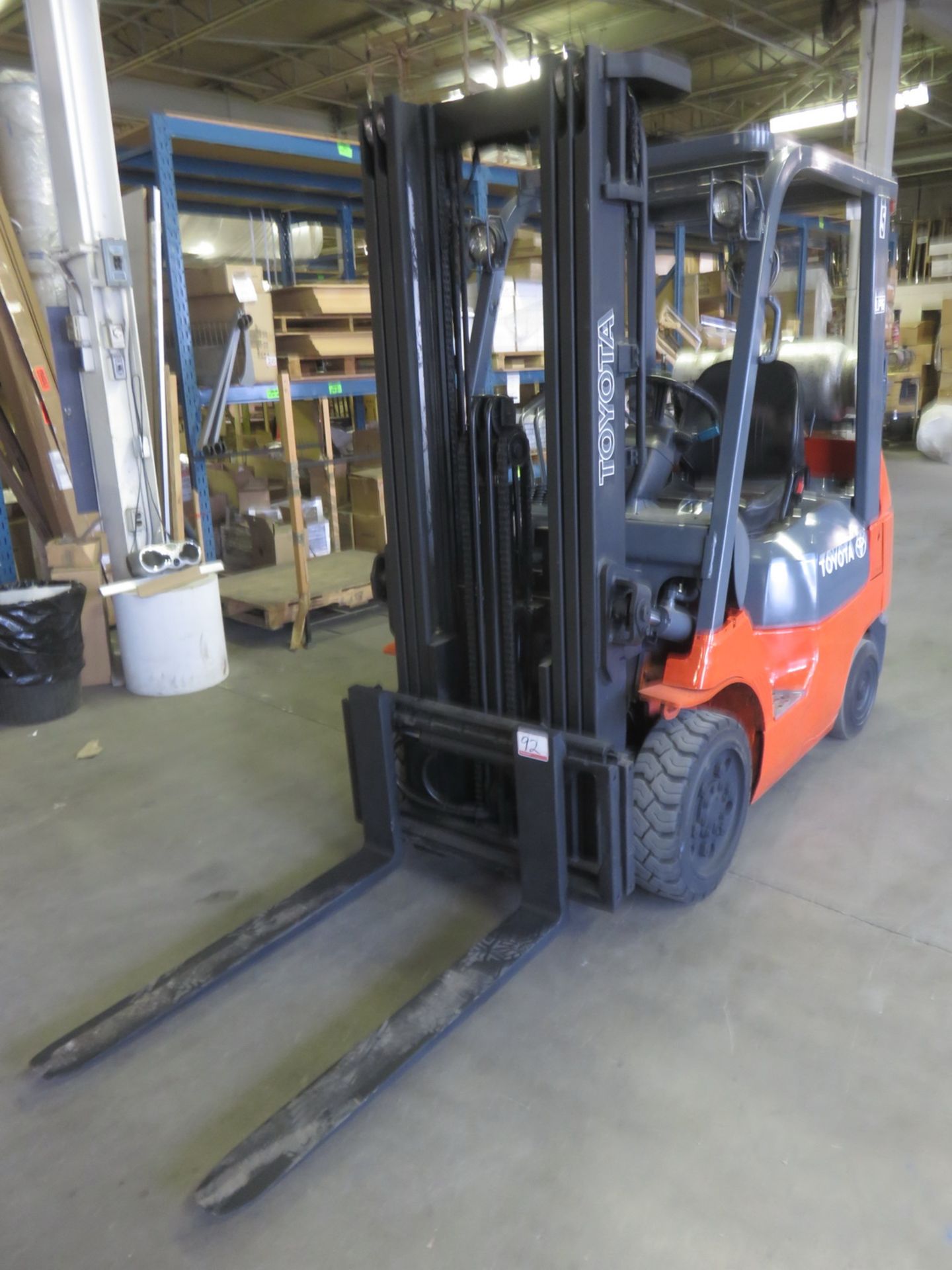TOYOTA 7FGCU25 5,000LBS CAP PROPANE POWERED FORKLIFT W/ 189" LIFT, 3-STAGE MAST, & SIDE SHIFT, S/N
