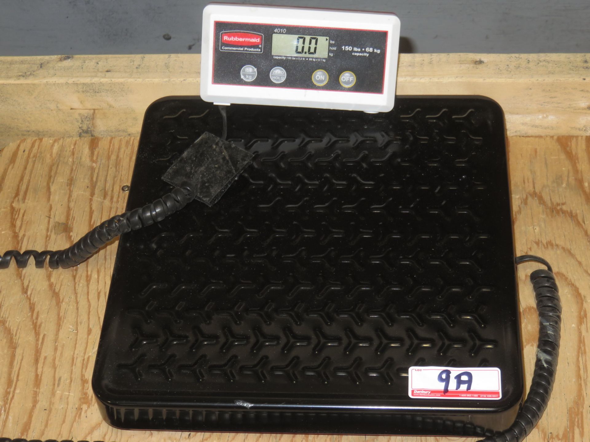 RUBBERMAID 4010 150LB X .02LB 12 X 12" BATTERY DIGITAL SCALE