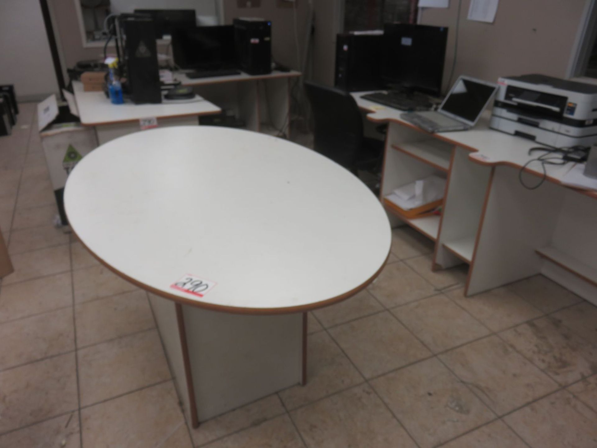 LOT - WHITE & TAN TRIM ASSTD DESK & TABLES