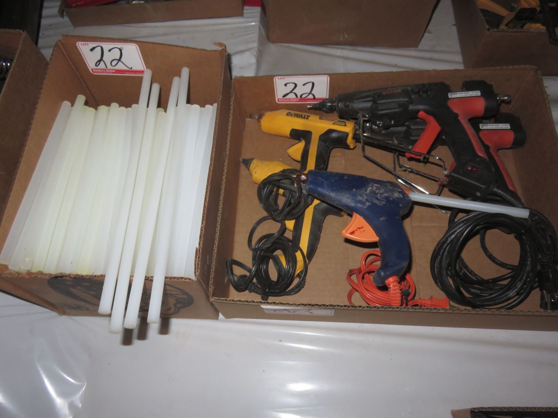 LOT - DEWALT DWHTGR56, U-LINE H&1903 ELECTRIC HOT MELT GLUE GUNS W/ GLUE STICKS