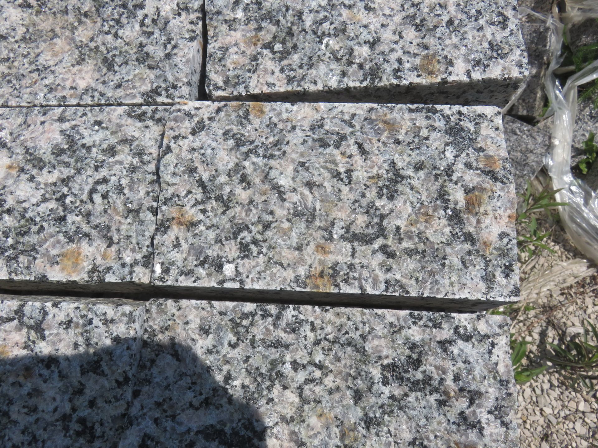 SKIDS - GREY GRANITE APPROX. 4.75" X 8 X 2" BRICKS - Image 3 of 3