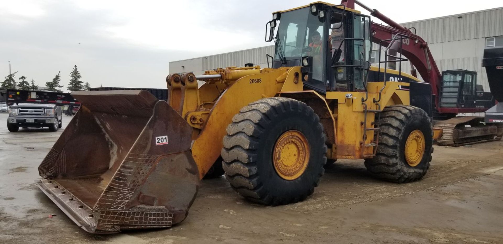 CATERPILLAR 980G ENCLOSED CAB WHEEL LOADER C/W BUCKET & SCALE, S/N 2KR01235 (1997) (38,715 HOURS) - Image 2 of 10