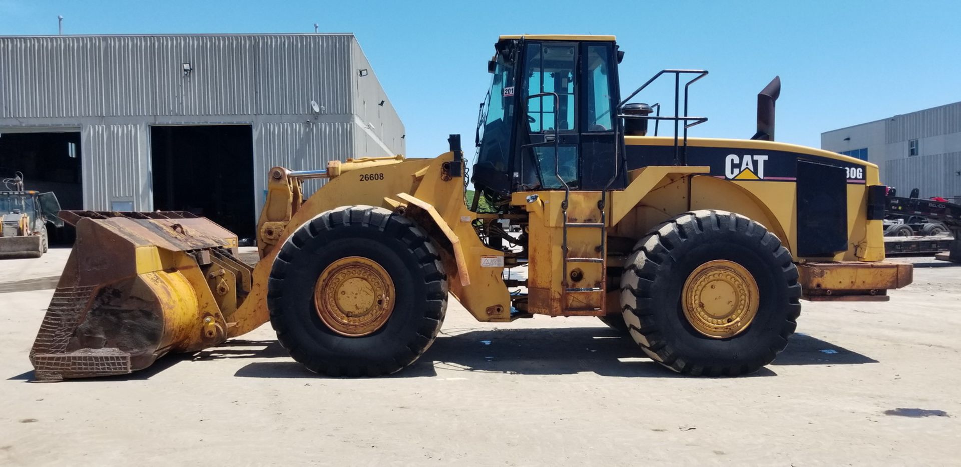 CATERPILLAR 980G ENCLOSED CAB WHEEL LOADER C/W BUCKET & SCALE, S/N 2KR01235 (1997) (38,715 HOURS)