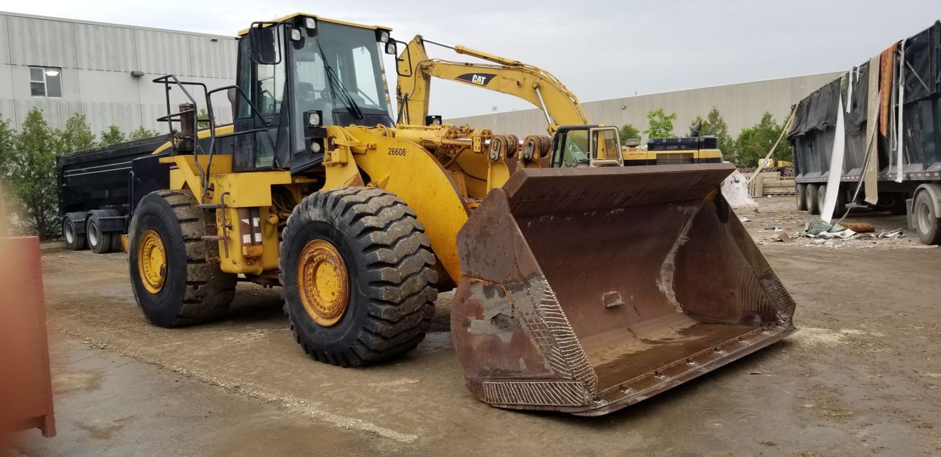 CATERPILLAR 980G ENCLOSED CAB WHEEL LOADER C/W BUCKET & SCALE, S/N 2KR01235 (1997) (38,715 HOURS) - Image 3 of 10