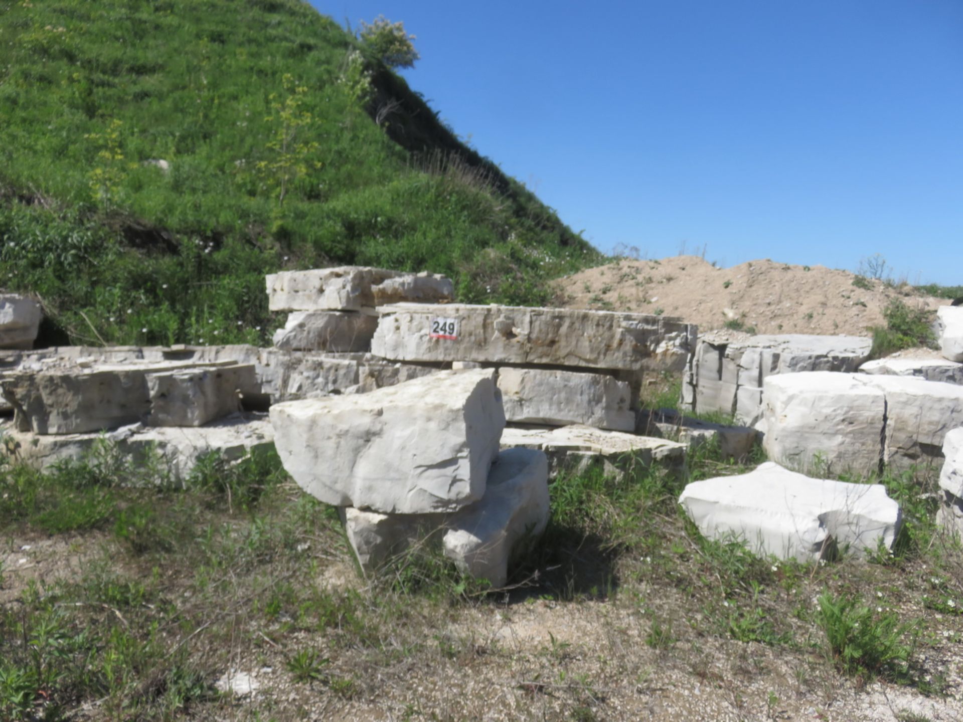 LOT - ASSORTED BEIGE ARMOUR STONE - Image 2 of 3