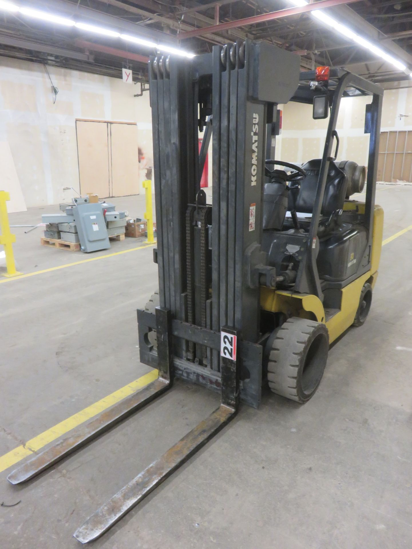 KOMATSU MODEL EG30 PROPANE POWERED FORKLIFT, 4,500LBS CAP, 4-STAGE MAST, 222"H LIFT, S/N 585330A (NO