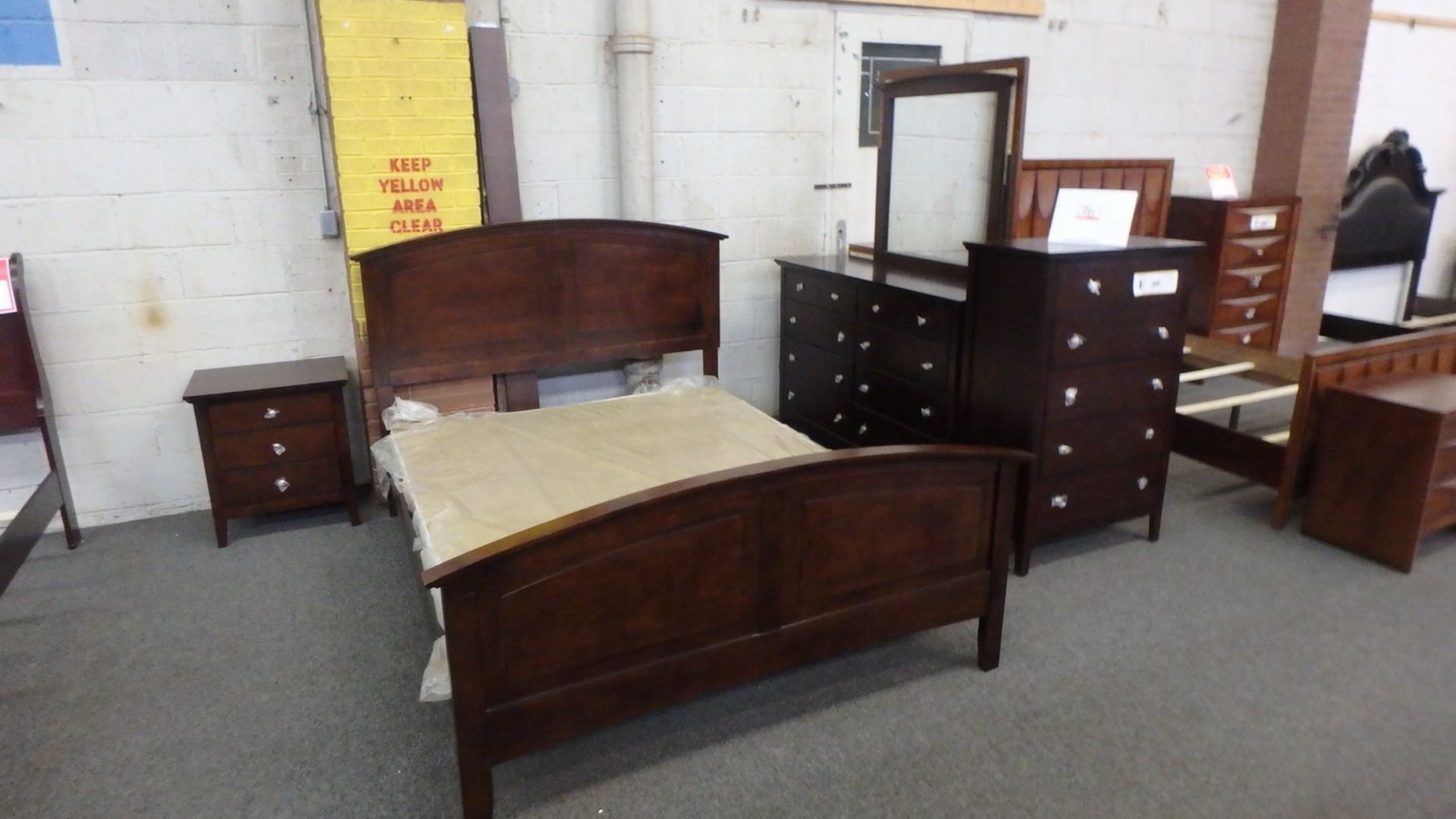 BEDROOM SUITE (LK-3136 HARPER) C/O: QUEEN BED, RAILS, CHEST, DRESSER, MIRROR, & NIGHT STAND (NEW