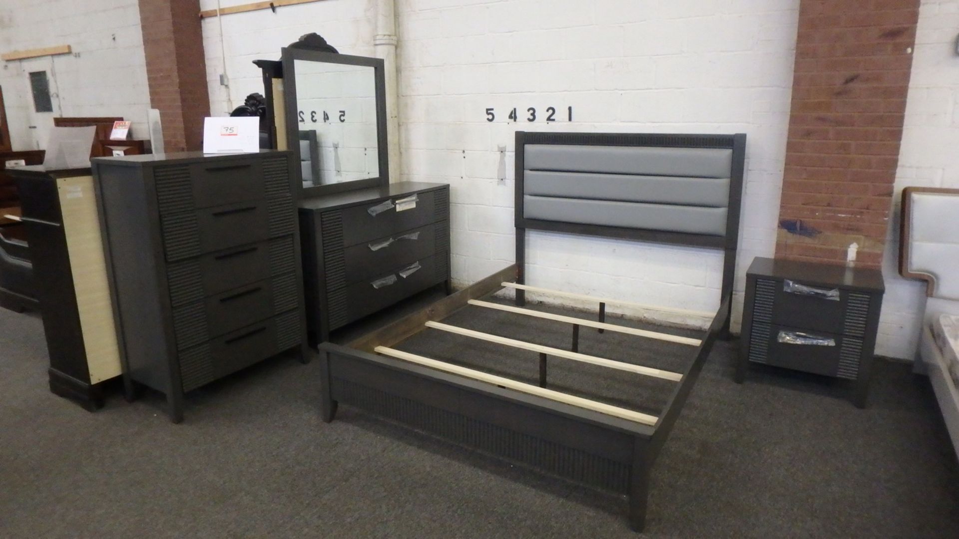 BEDROOM SUITE (LK-8224 GRAYSON) C/O: QUEEN BED, QUEEN RAILS, DRESSER, MIRROR, & NIGHT STAND (NO