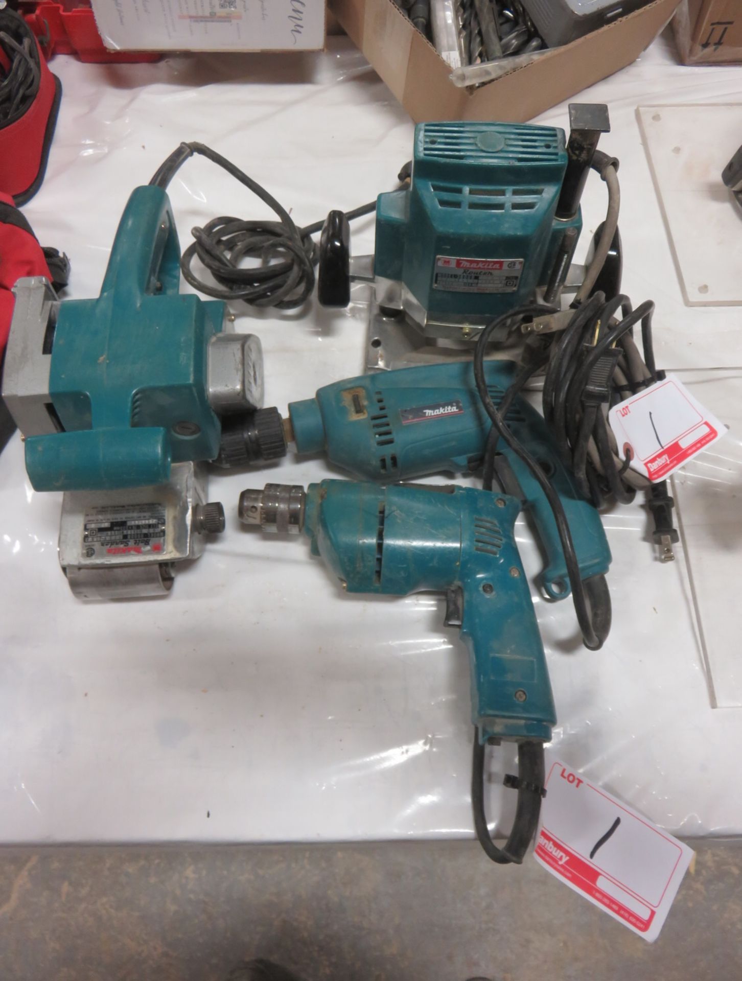 LOT - MAKITA 3600B ROUTER, MODEL 1501 ELECTRIC DRILL, MODEL 9900B BELT SANDER, ETC (4 PIECES)