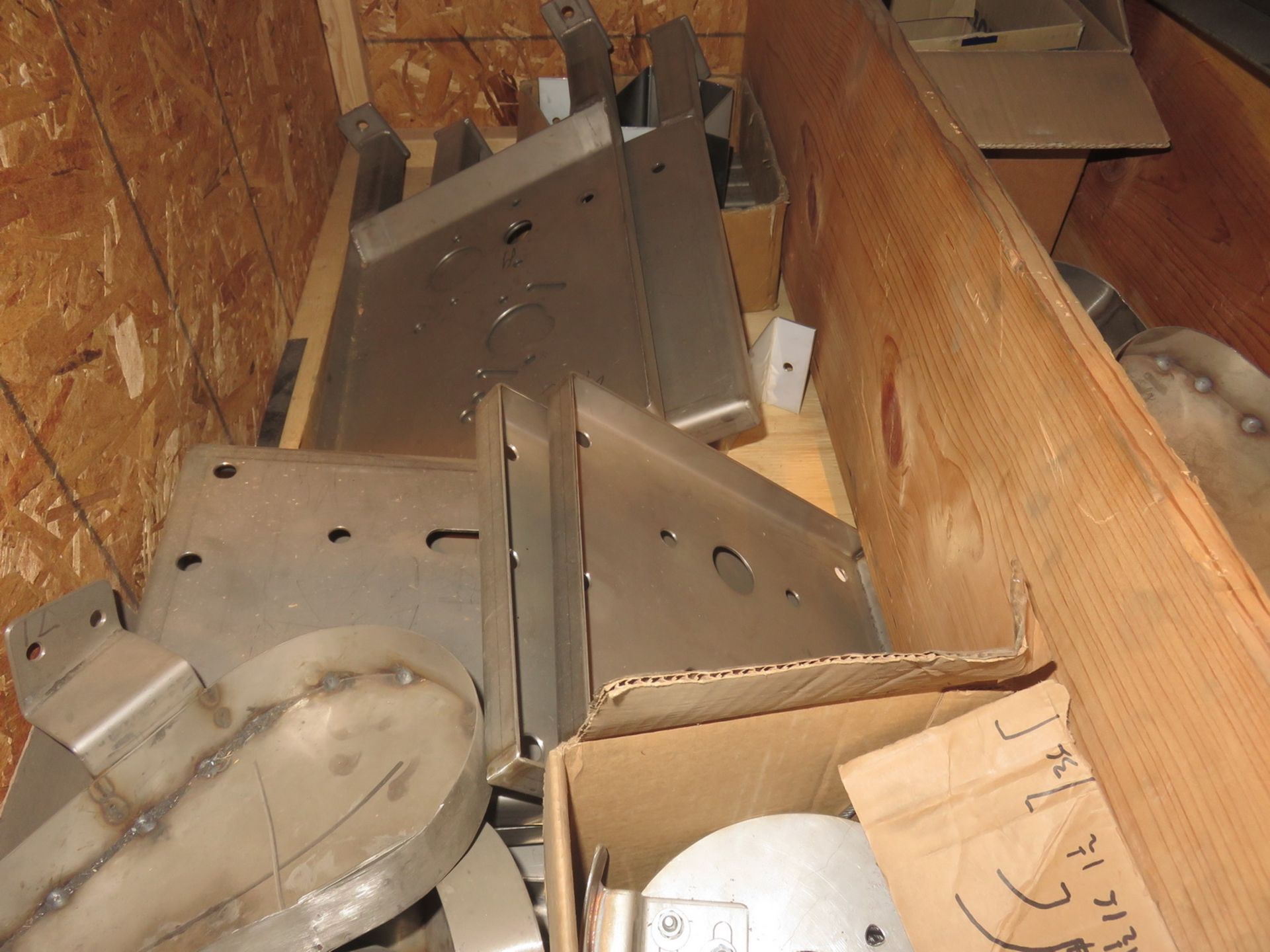 LOT - STAINLESS STEEL DRIVE UNIT, PLASTIC SLEEVES & PANELS (MUST TAKE WOOD CRATES) - Image 4 of 5