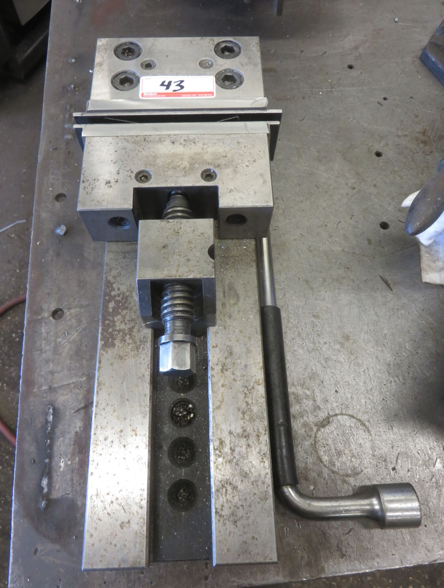 UNIVERSAL 6" MACHINE VISE W/ HANDLE