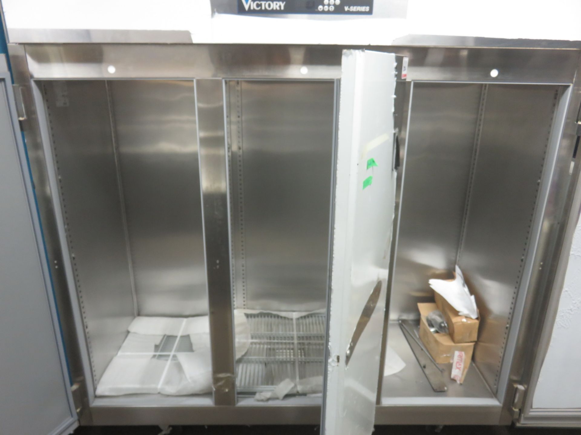 VICTORY S/ STEEL 3-DOOR COMMERCIAL FREEZER W/ CASTERS - Image 2 of 2