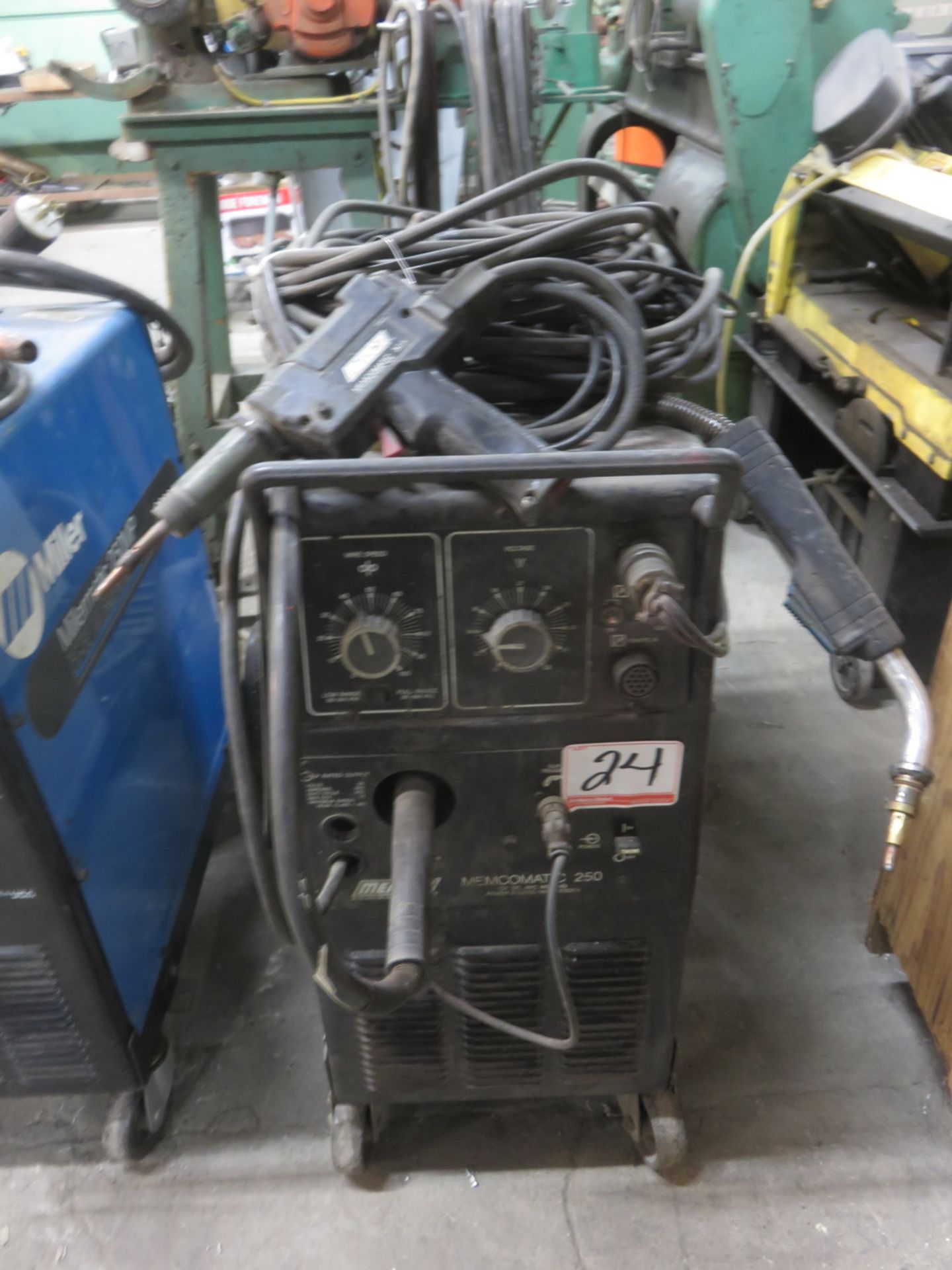 MEMCO MOD MEMCOMATIC 250, 200 AMP CV, DC ARC WELDING MIG WELDER - S/N KF958757