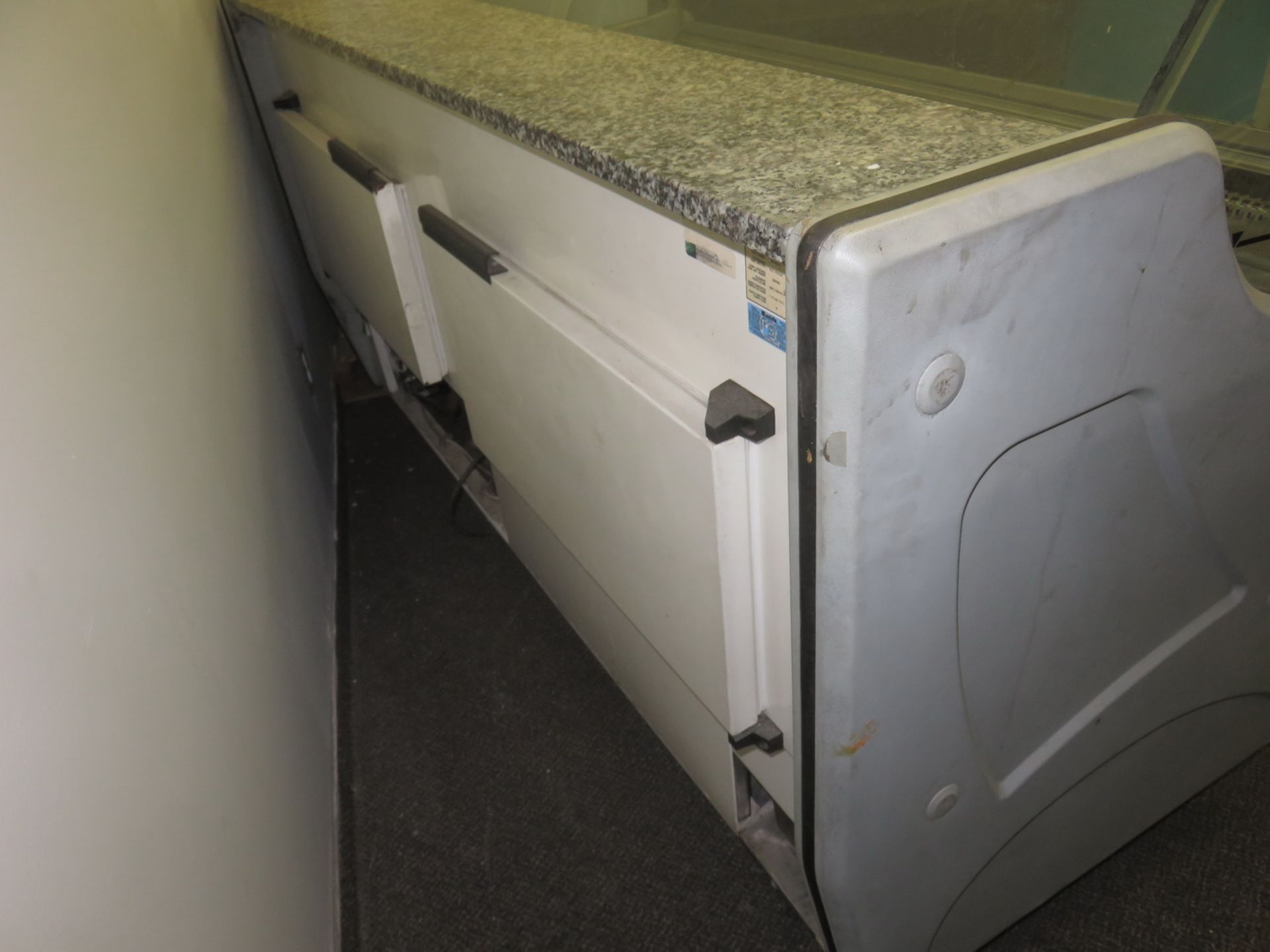 COLD MOD W18SGS 6'W REFRIGERATED SELF CONTAINED GLASS PORT DELI CASE (END GLASS CRACKED) - Image 2 of 2