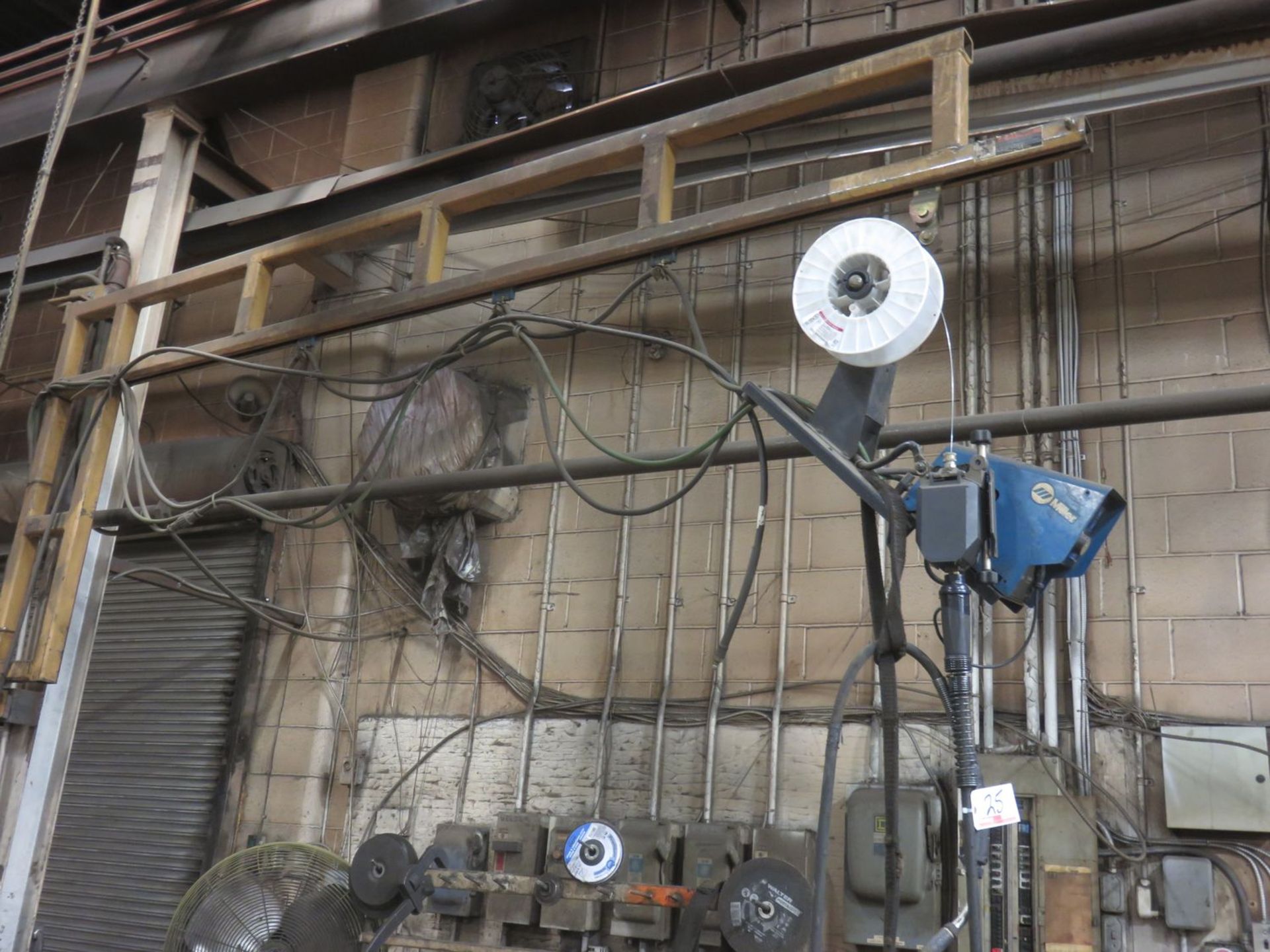 MILLER DELTA WELD 451, 450AMP MIG WELDER W/ MILLER 70 SERIES WIRE FEEDER + WALL MOUNT JIB - Image 2 of 3