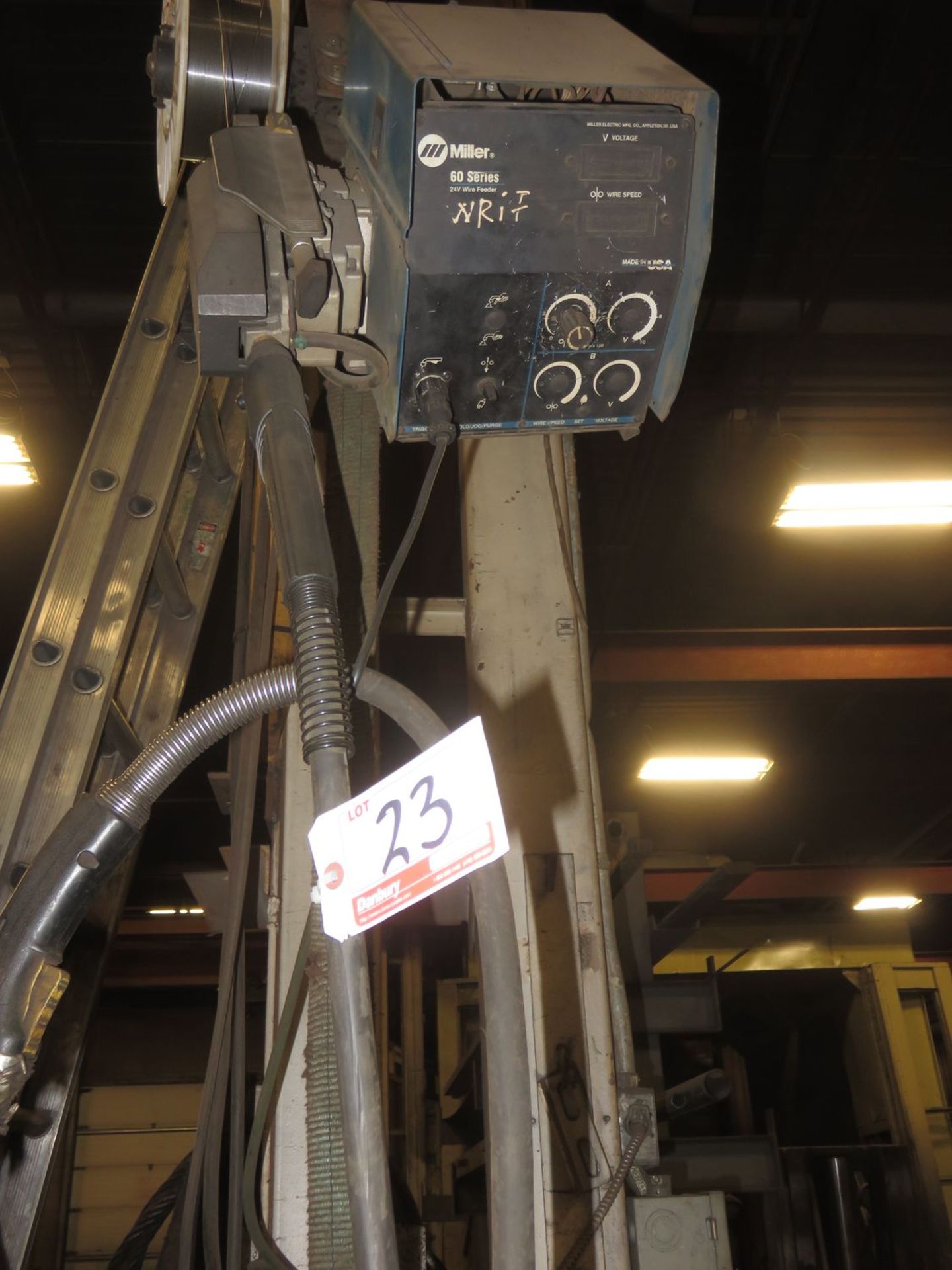 MILLER DELTA WELD 651, 650AMP MIG WELDER W/ MILLER 60 SERIES WIRE FEEDER W/ WALL MOUNT JIB - Image 3 of 3