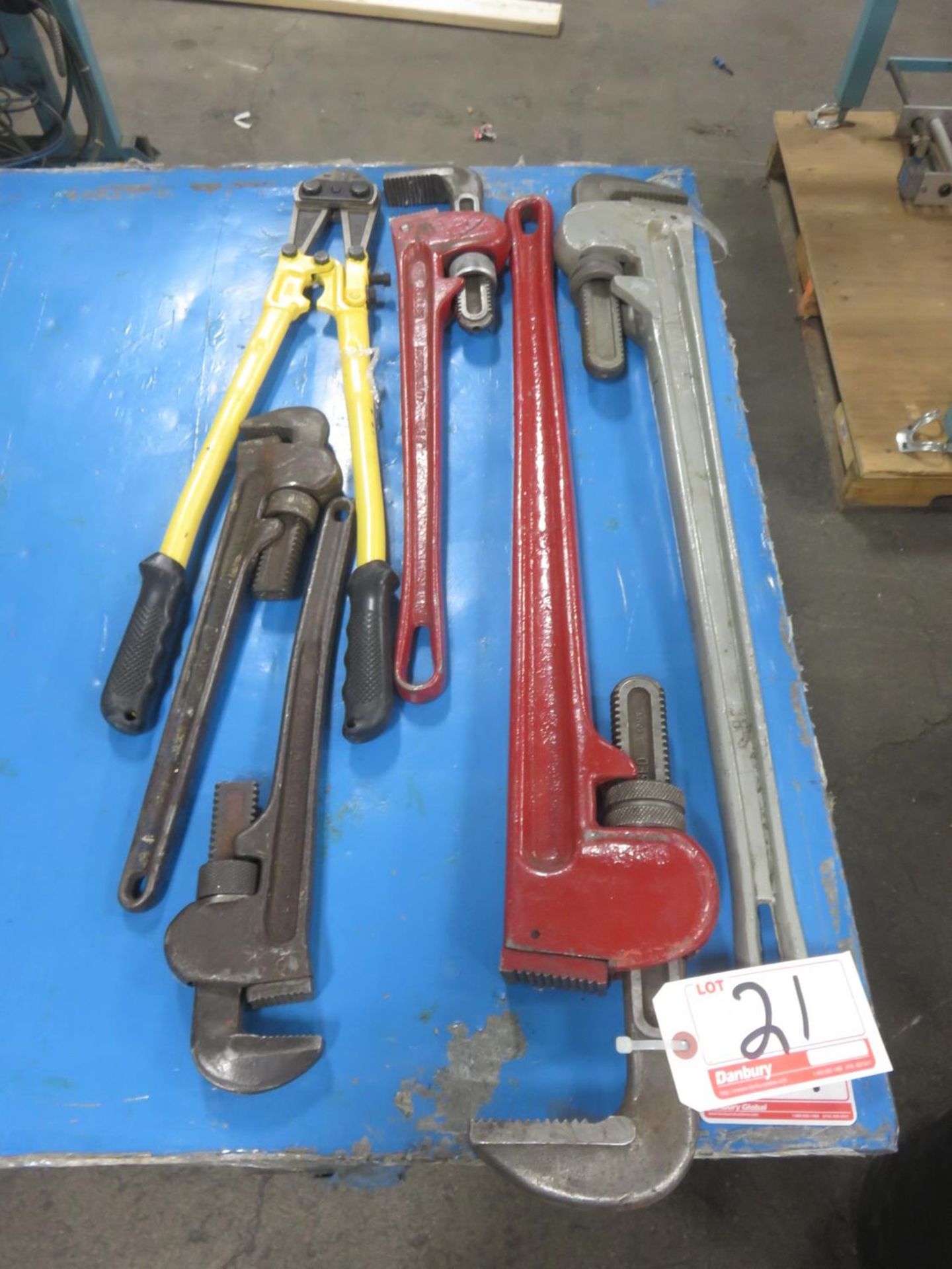 LOT - GENERAL HAND PIPE WRENCHES + BOLT CUTTER