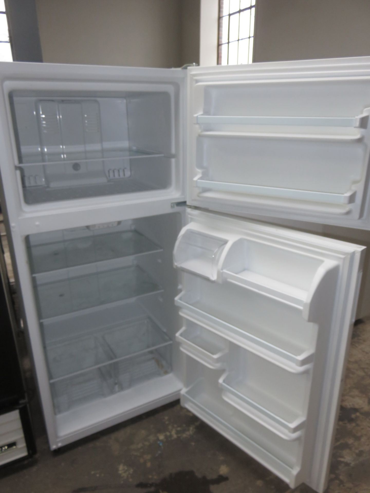 AMANA ART318FFDW03 WHITE TOP MOUNT REFRIGERATOR - Image 2 of 2