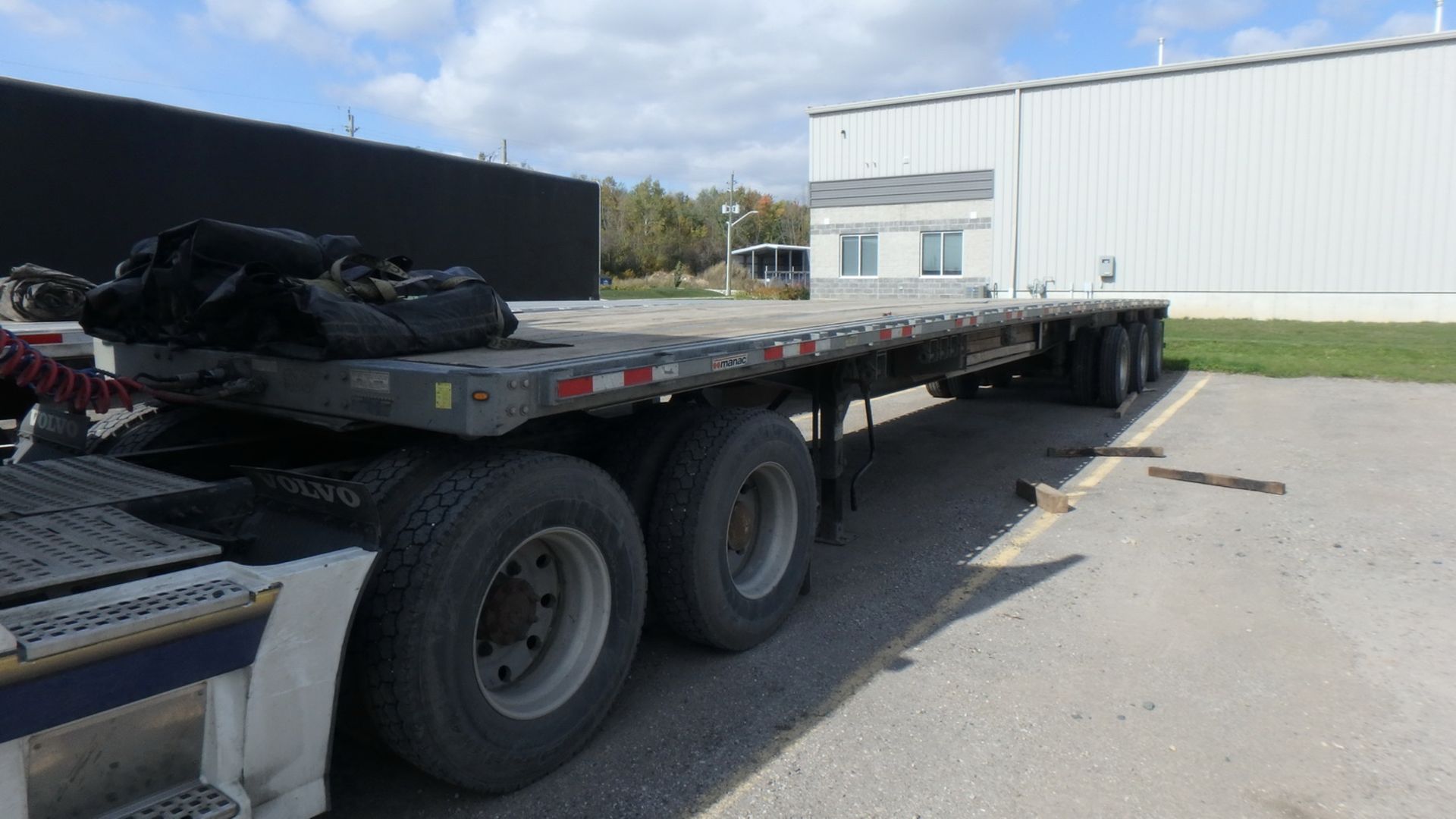 2015 MANAC MODEL 10353K005 TRI-AXLE 53' X 102"W FLATBED TRAILER, WOOD DECK, VIN 5MC135318F5153153 - Image 2 of 8