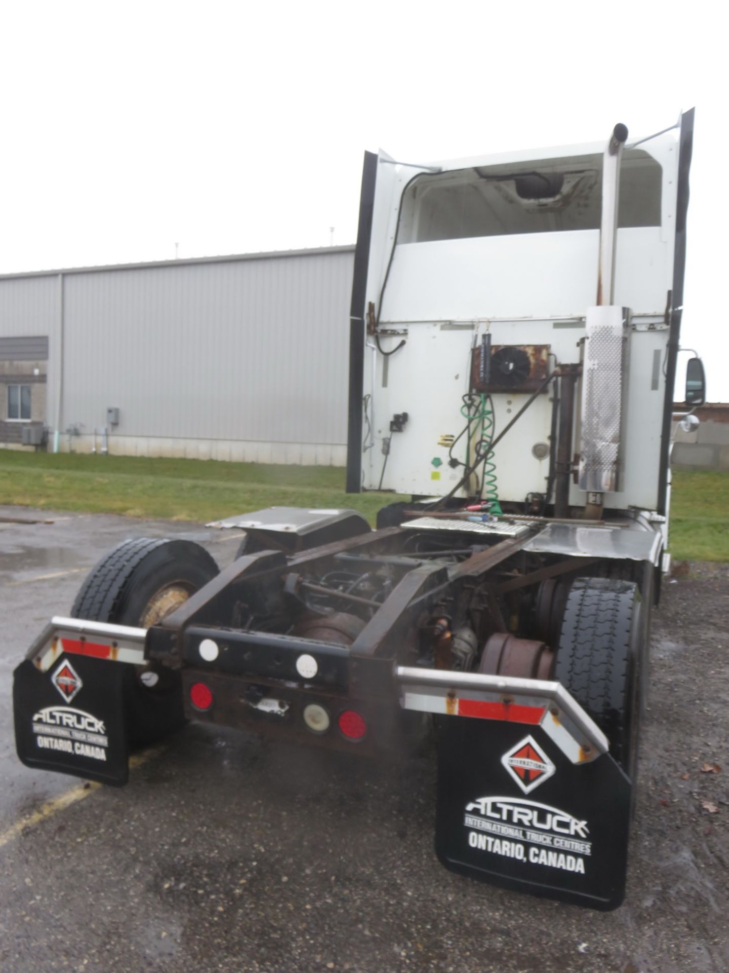 INTERNATIONAL NAVISTAR 9200I TANDEM AXLE HIGHWAY TRACTOR W/ CATERPILLAR C13 12.5L DIESEL ENGINE, - Image 3 of 5