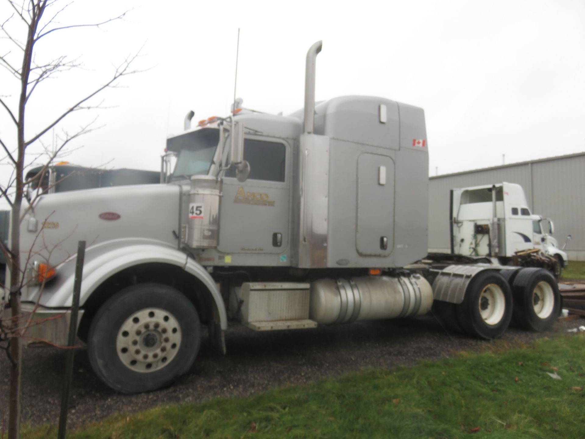 PETERBILT 378 CONVENTIONAL SLEEPER CAB HIGHWAY TANDEM AXLE TRACTOR W/ CUMMINS 15 X L6, 14.9L - Image 2 of 5