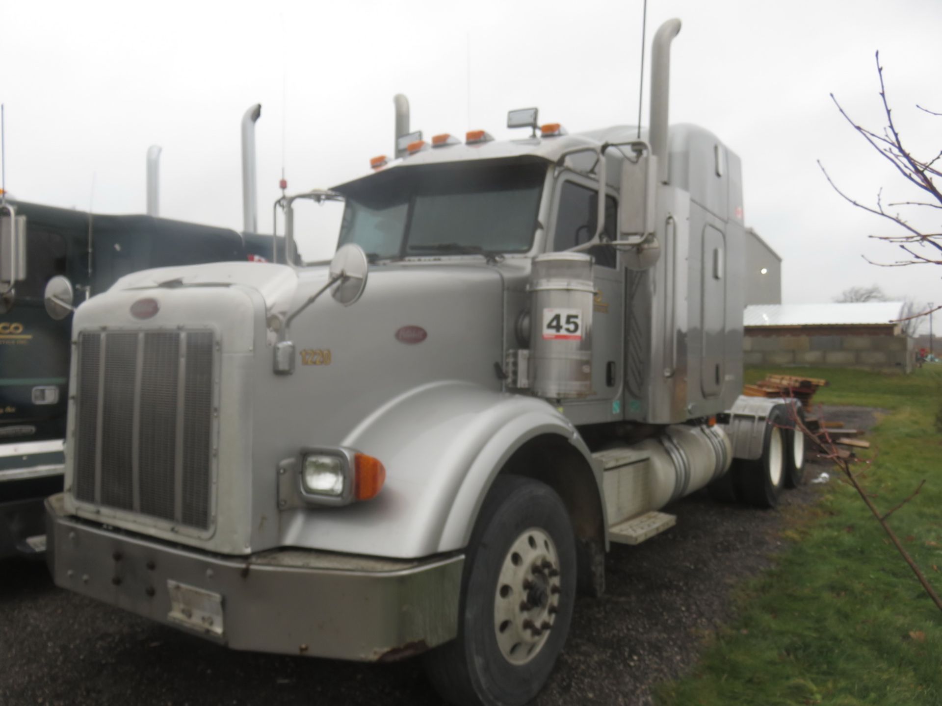 PETERBILT 378 CONVENTIONAL SLEEPER CAB HIGHWAY TANDEM AXLE TRACTOR W/ CUMMINS 15 X L6, 14.9L - Image 3 of 5