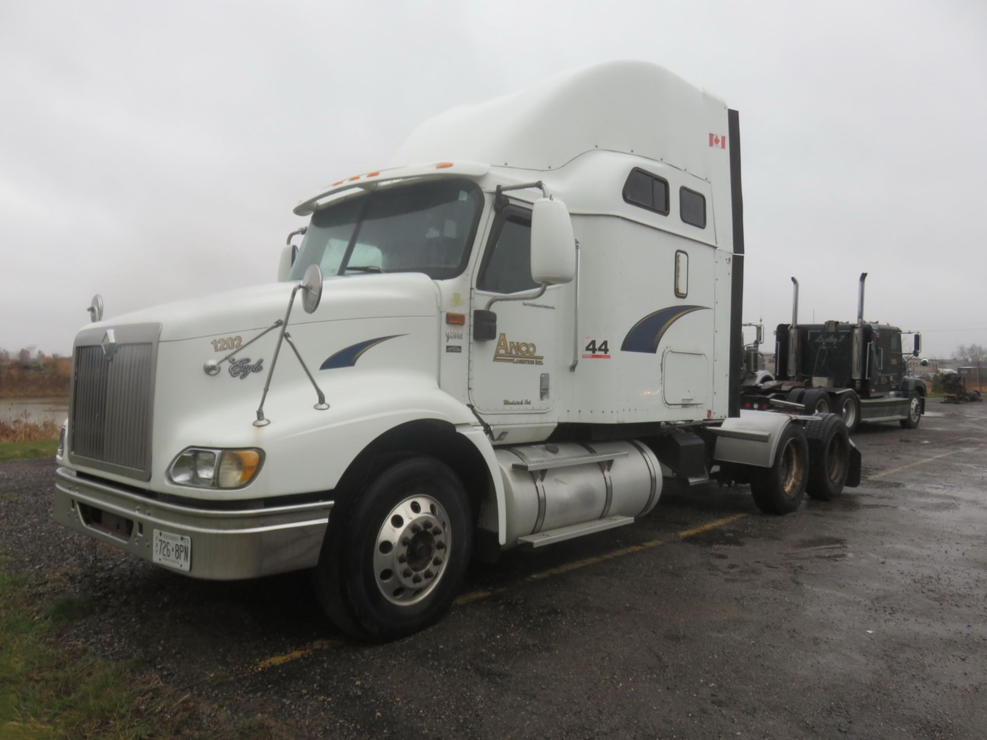 INTERNATIONAL NAVISTAR 9200I TANDEM AXLE HIGHWAY TRACTOR W/ CATERPILLAR C13 12.5L DIESEL ENGINE,