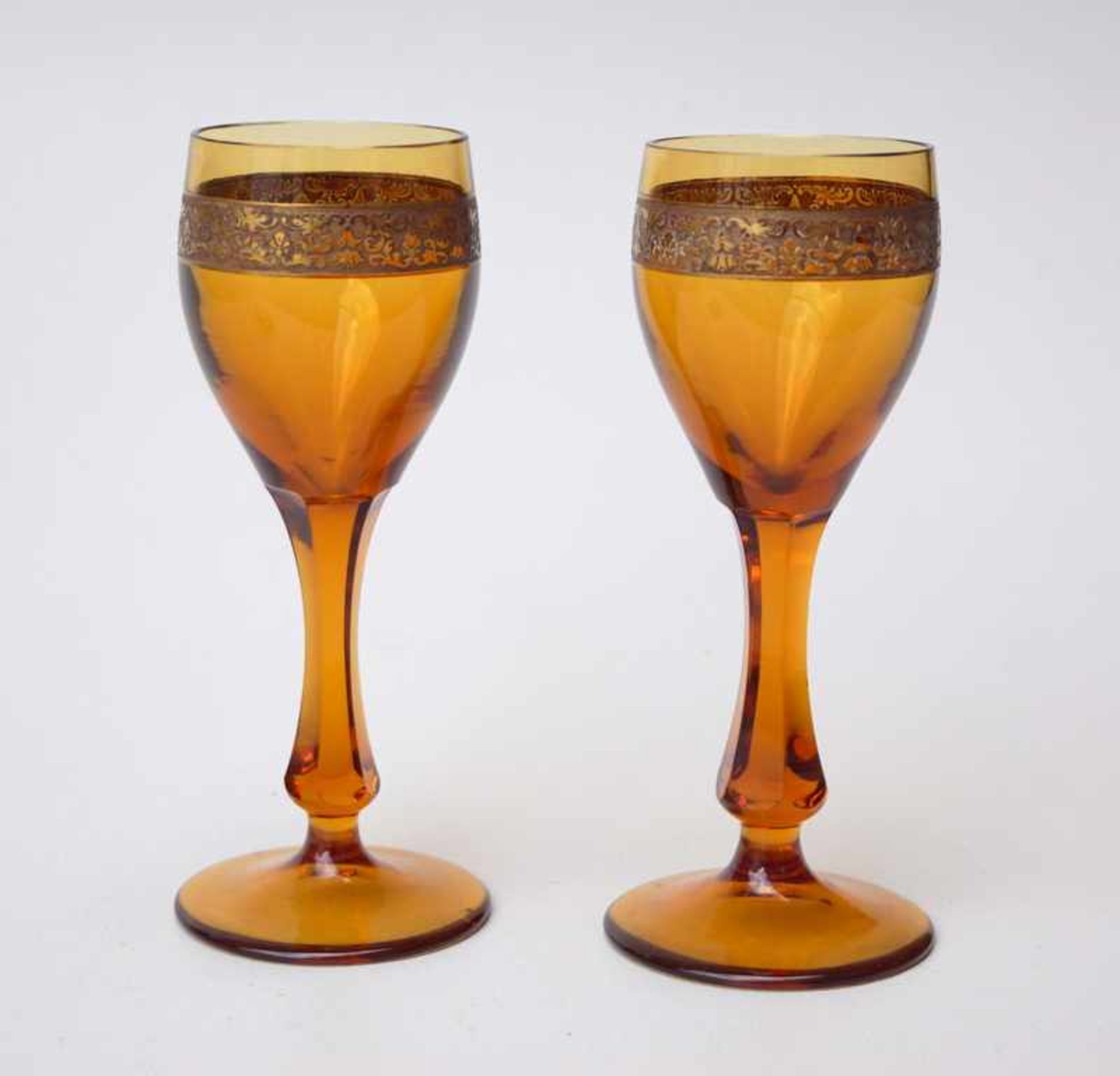 Pärchen Weinpokalebernsteinfarbendes Glas, umlaufendes Ätzrelief vergoldet, unsigniert, wohl