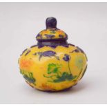 Peking Glasdeckelvase mit cameoartigem Farbreliefschaumiges gelbes Glas umlaufen mit