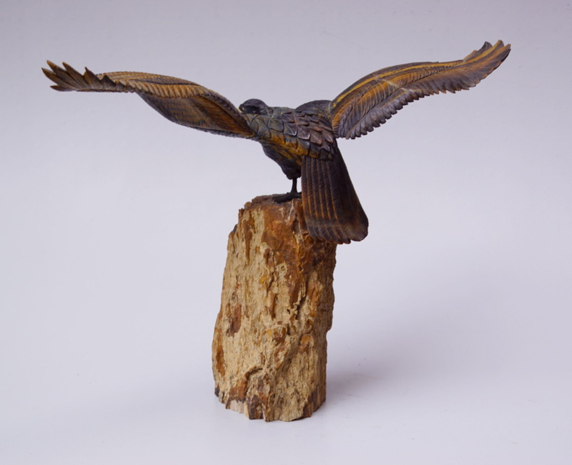 Großer edelsteingeschnitzer AdlerAdler in lauender Stellung mit weit ausgebreiteten Flügeln, aus - Bild 2 aus 2