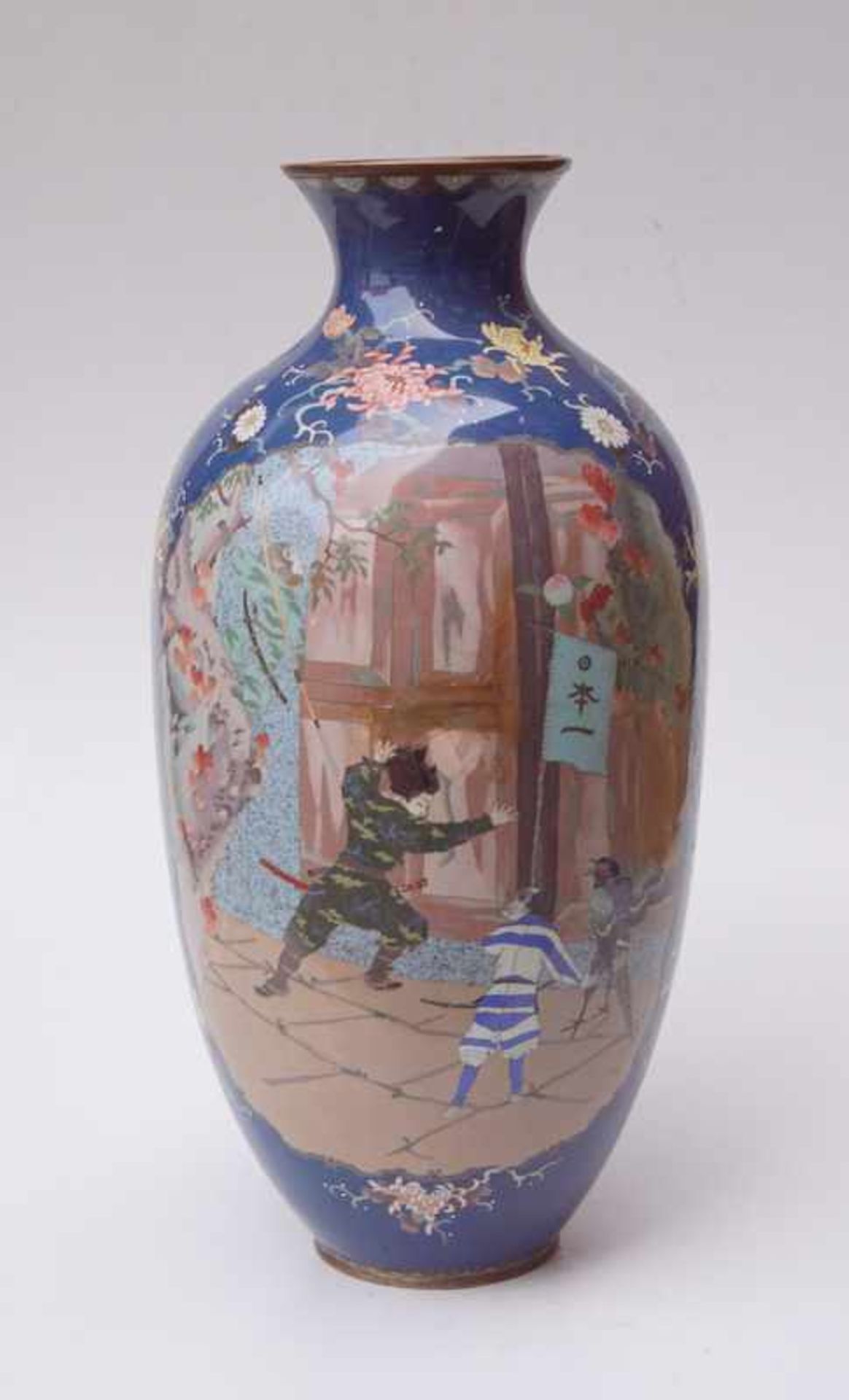 Große Japanische Cloisonné Vase mit fig. Darstellungenlapisblauer Fond mit Chrysanthemen-Dekor, in