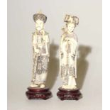 2 Elfenbeinfiguren, Herrscherpaarfein beschnitztes Elfenbein, vollplastische Darstellung eines