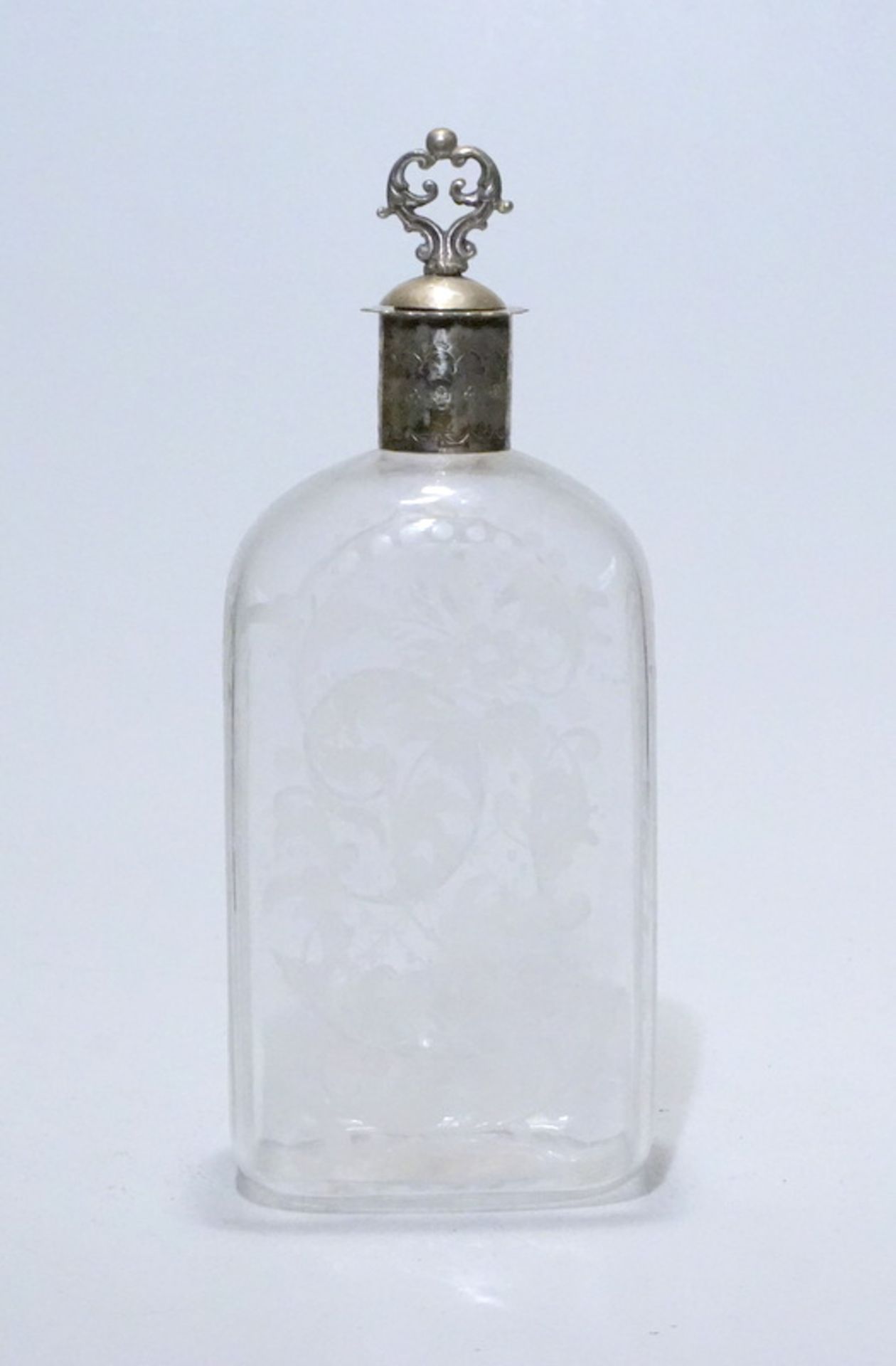 Süddeutsche Schnapsflasche mit Silbermontagenach altem Vorbild, lampengeblasen und matt graviert mit