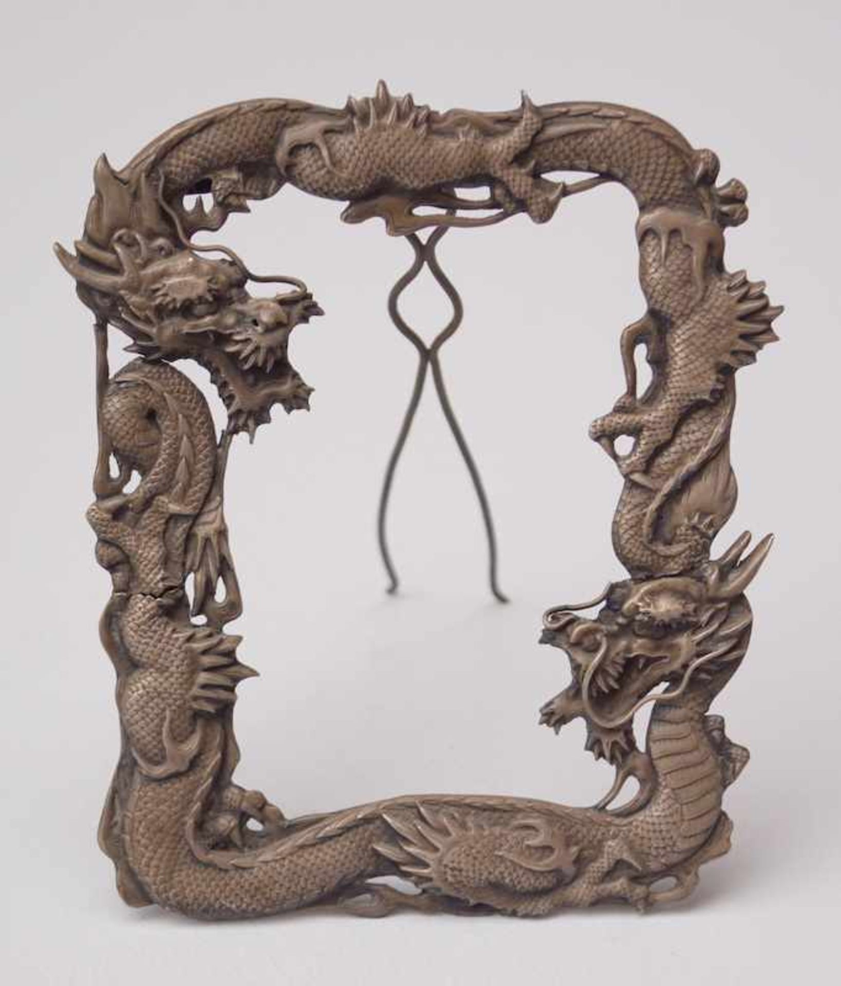 Chinenischer Aufstellrahmen mit Drachendekorrückseitig zwei chinesische Silberstempel, Maße 15 x