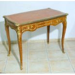 Zierliche Schreibtisch im Stil des Rokoko, Frankreich, Anf. 20. Jhd.Rosenholz auf Mahagoni und