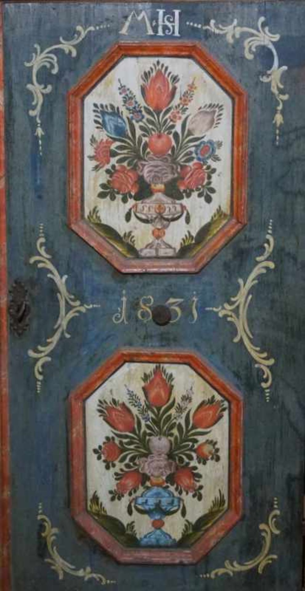 Bauernschrank von 1831 Weichholz mit floraler und ornamentaler Malerei, Alterspuren, teilw. Spuren - Image 2 of 2