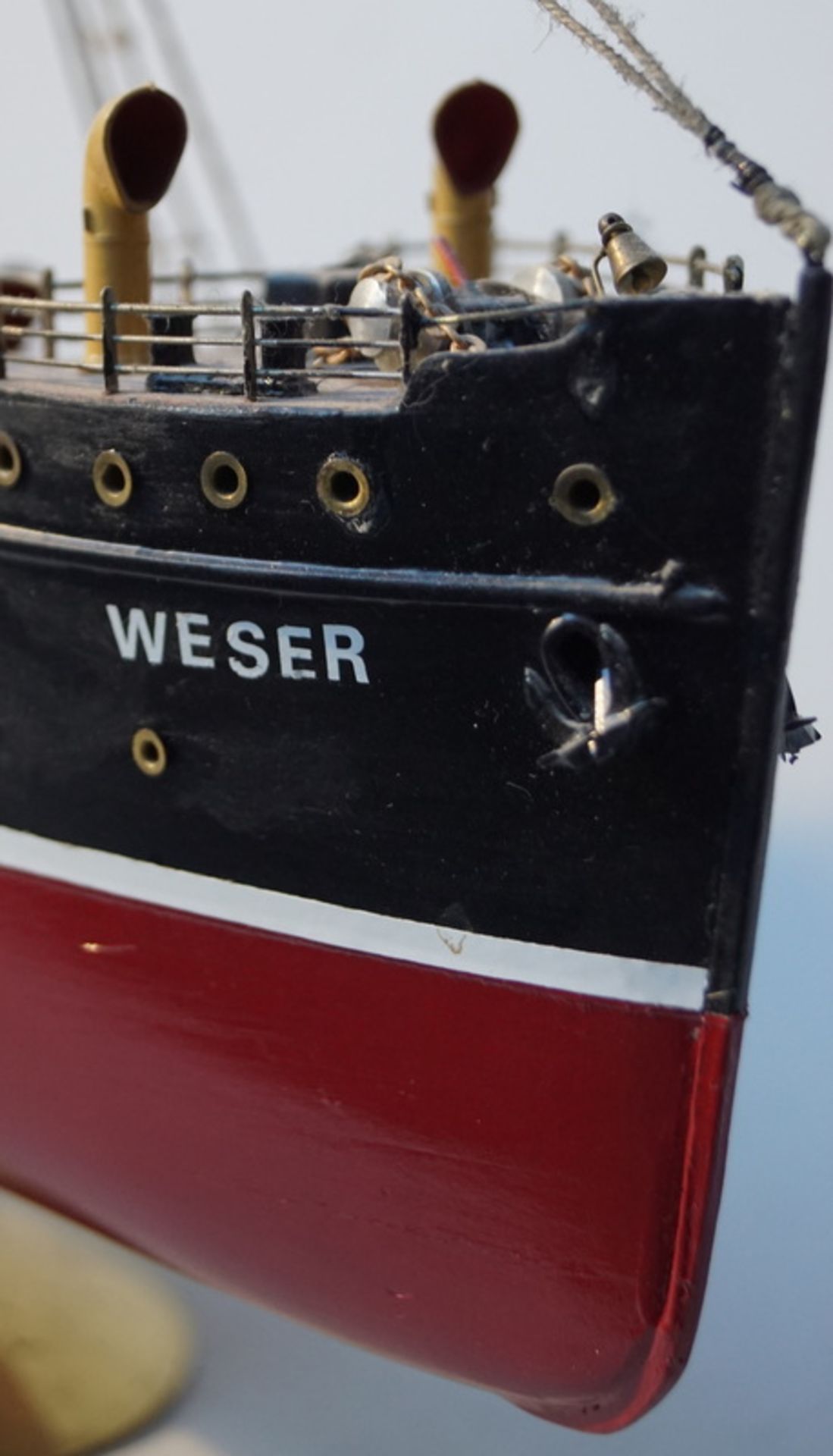 Schiffsmodell "Weser"Vollholzmodell, Aufbauten teilweise aus Kunststoff, nicht elektrifizierbar, - Bild 3 aus 3