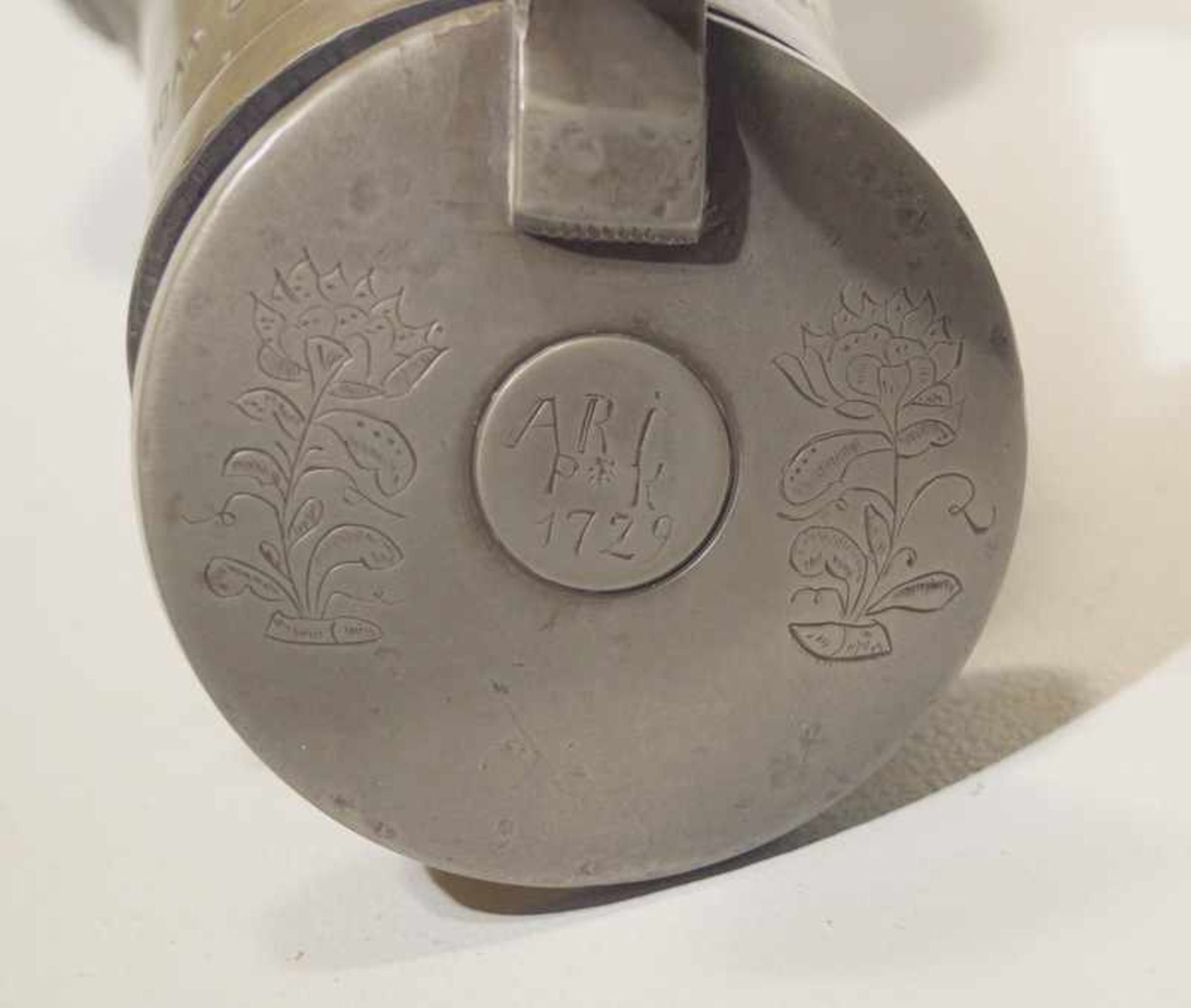 Großer Schweizer Deckelkrug mit Kantonswappen, dat. 1729Zinn, gebauchter Deckelkrug auf dem Hals - Bild 4 aus 4