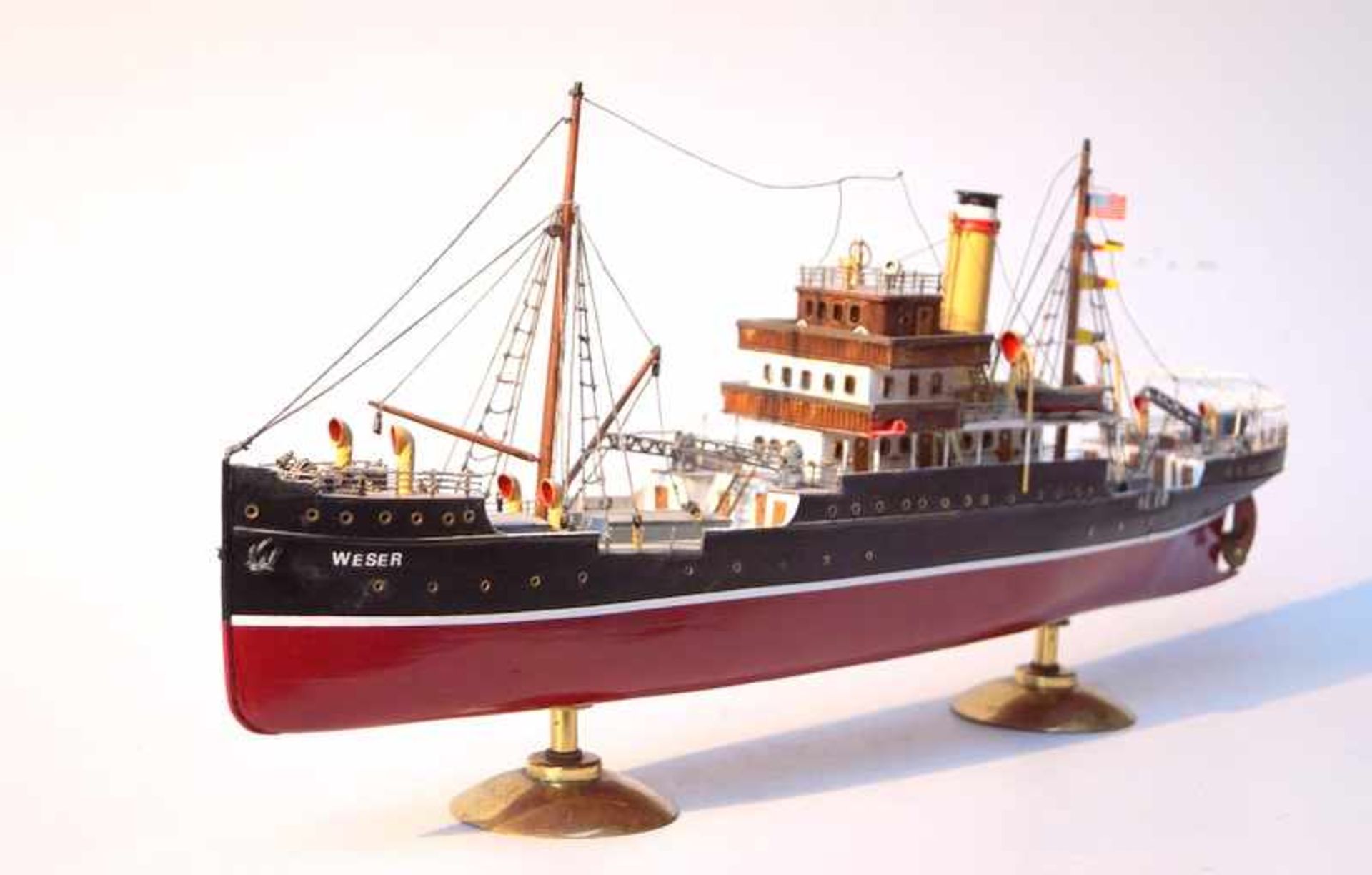 Schiffsmodell "Weser"Vollholzmodell, Aufbauten teilweise aus Kunststoff, nicht elektrifizierbar,